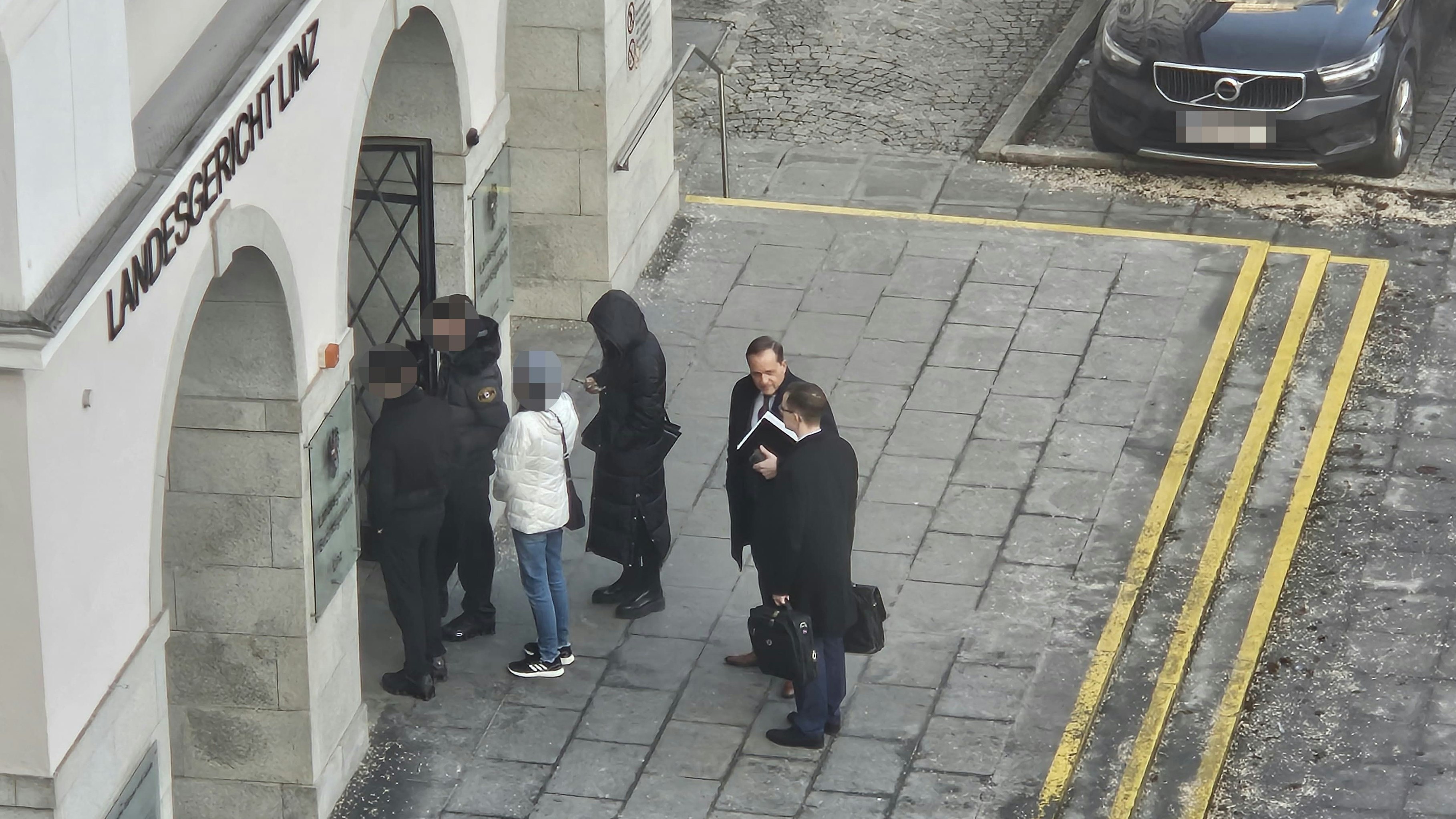 Kein Promi-Bonus: Wie alle anderen musste Kerschbaum mit seinem Anwalt Martin Steinbüchler in der Kälte auf die Sicherheitskontrolle warten.