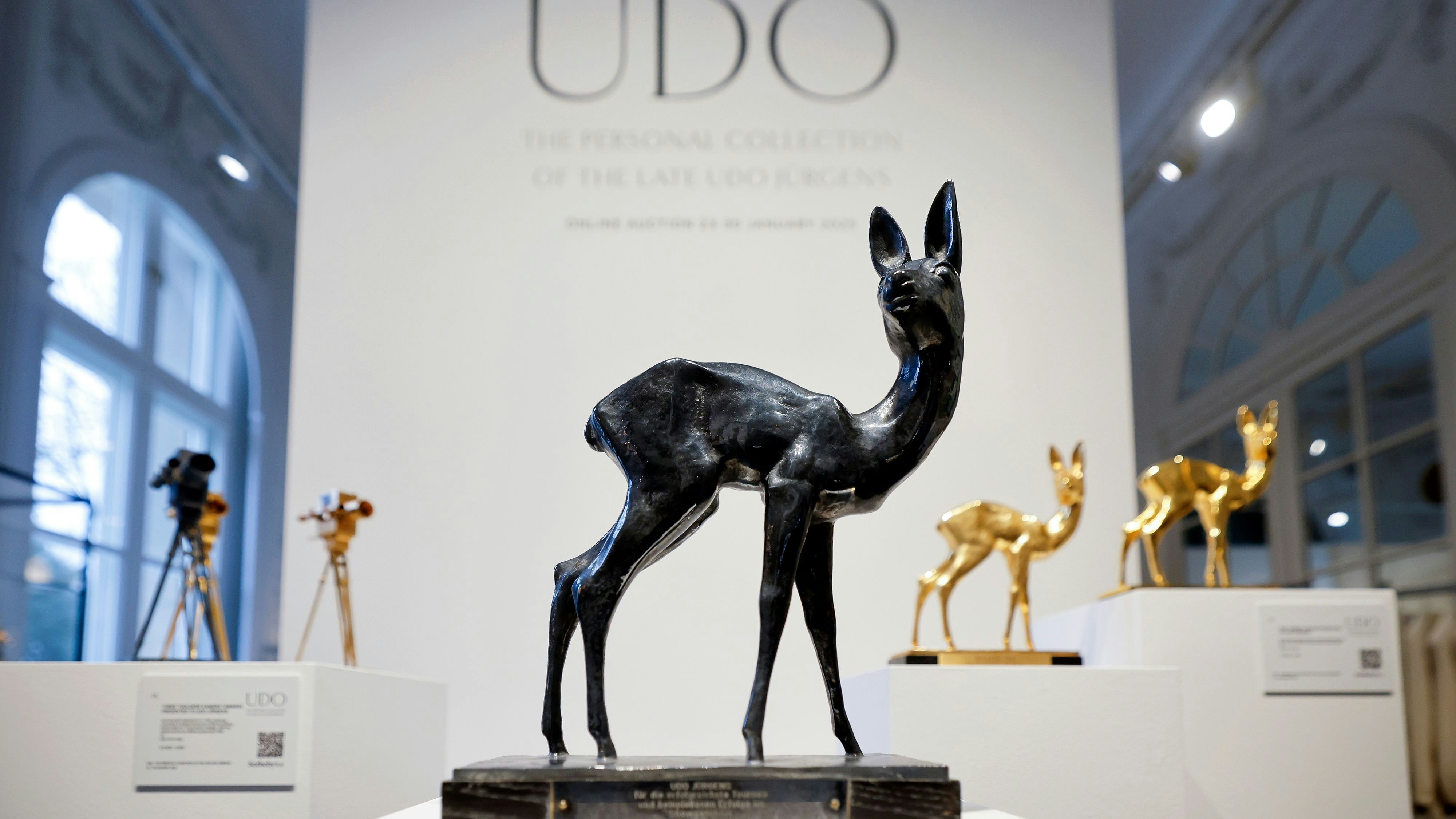 Udos erster Bambi aus 1970 (vorne) erzielte 26.400 Euro, die weiteren Bambis und die Goldenen Kameras nur ungleich weniger