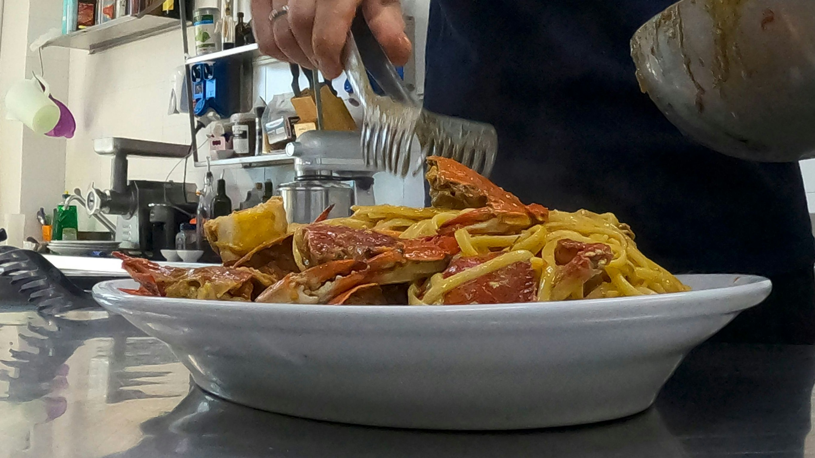 In der italienischen Stadt Orbetello kommen statt Venusmuscheln jetzt Blaukrabben auf den Teller.