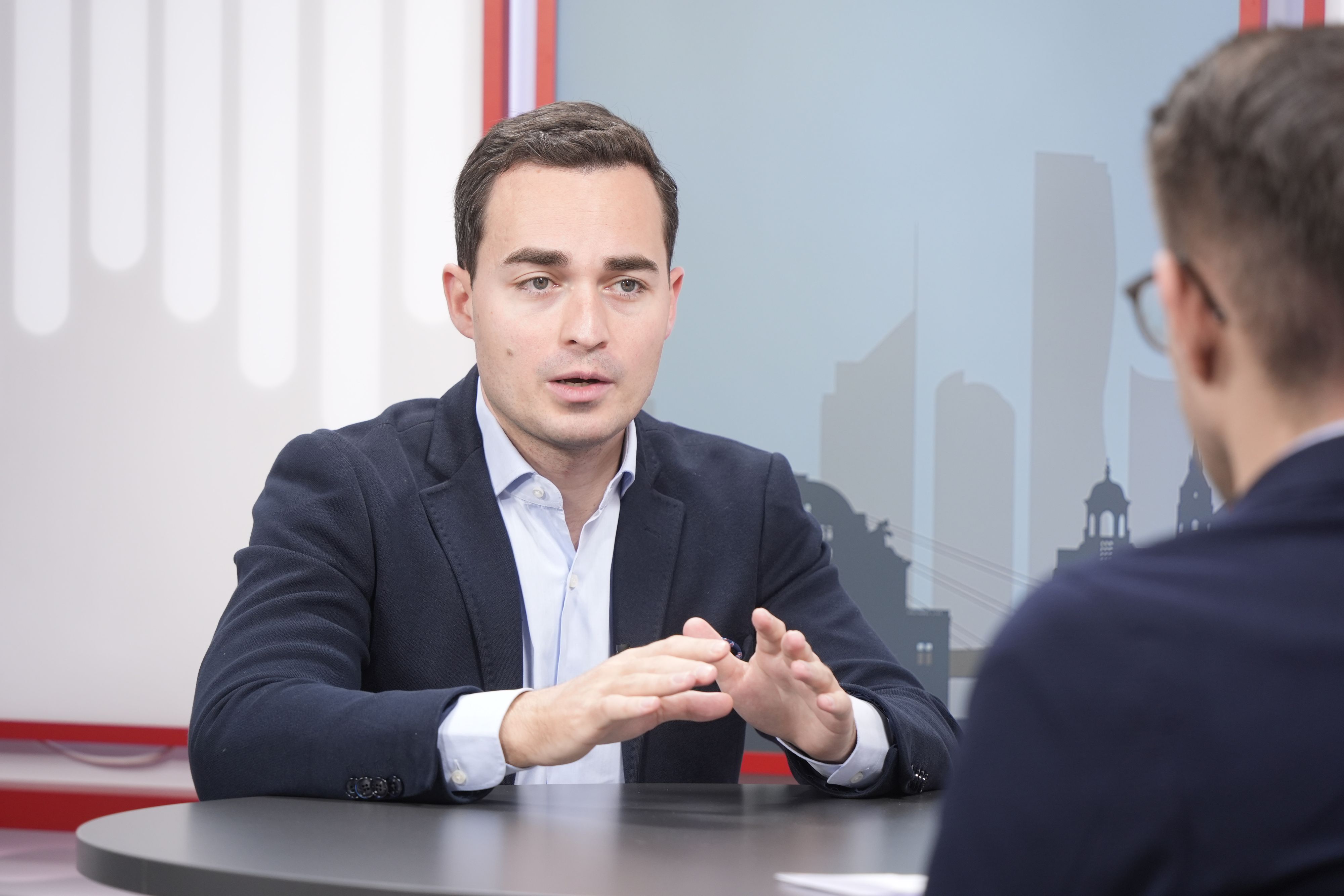 FPÖ-Klubobmann Maximilian Krauss kritisiert Neos-Bildungsstadträtin Bettina Emmerling scharf.