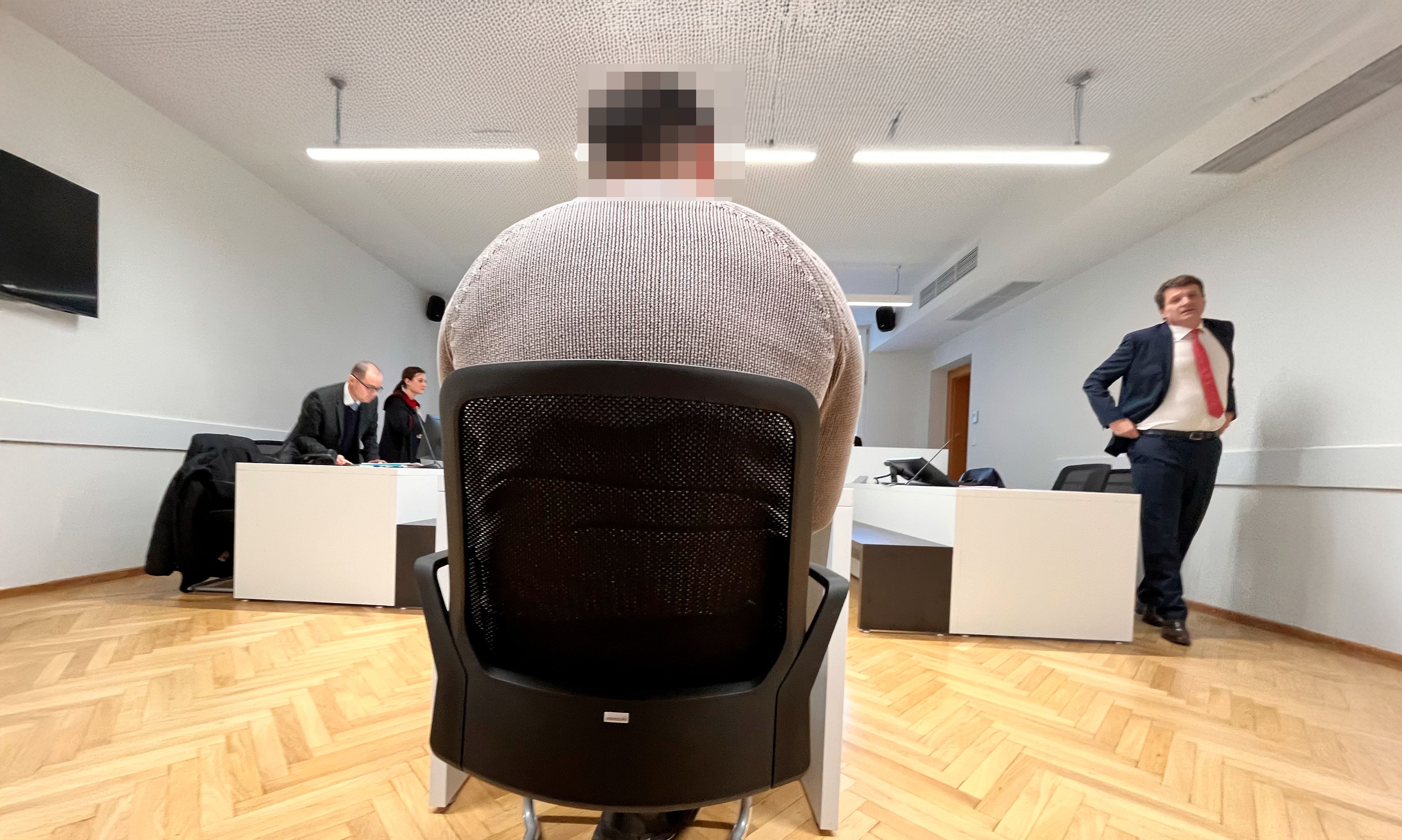 Breite Schultern, zwei Meter groß: Doch vor Gericht gestand der angeklagte Türsteher kleinlaut.