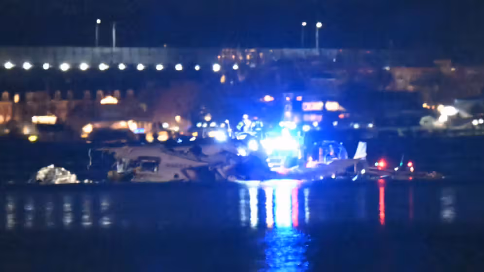 Das Flugzeug kollidierte mit einem Militärhelikopter.