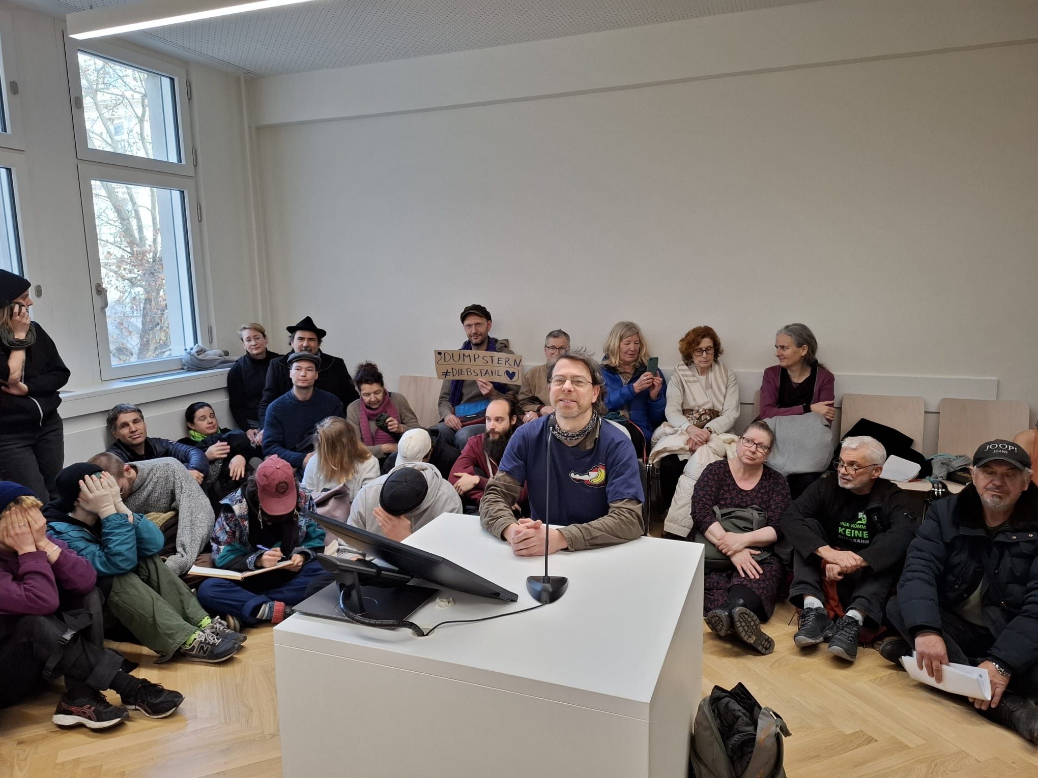 Christian A. (mitte) mit rund 50 Unterstützern im Verhandlungssaal.