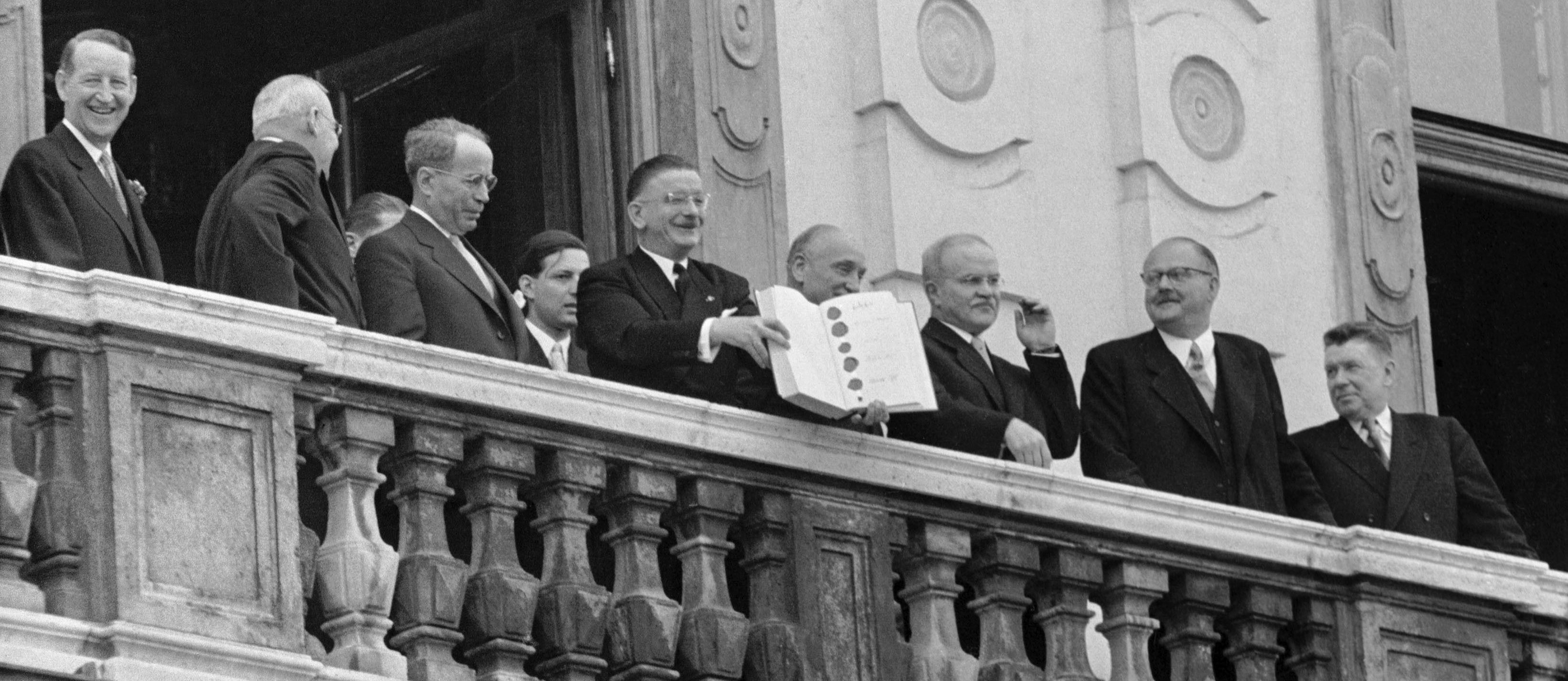 Belvedere 1955 (v.l.): Llewellyn Thompson, John Foster Dulles (beide USA), Antoine Pinay (Frankreich), Leopold Figl, Adolf Schärf, Wjatscheslaw Molotow (UdSSR), Julius Raab und Iwan Iljitschow (UdSSR) 