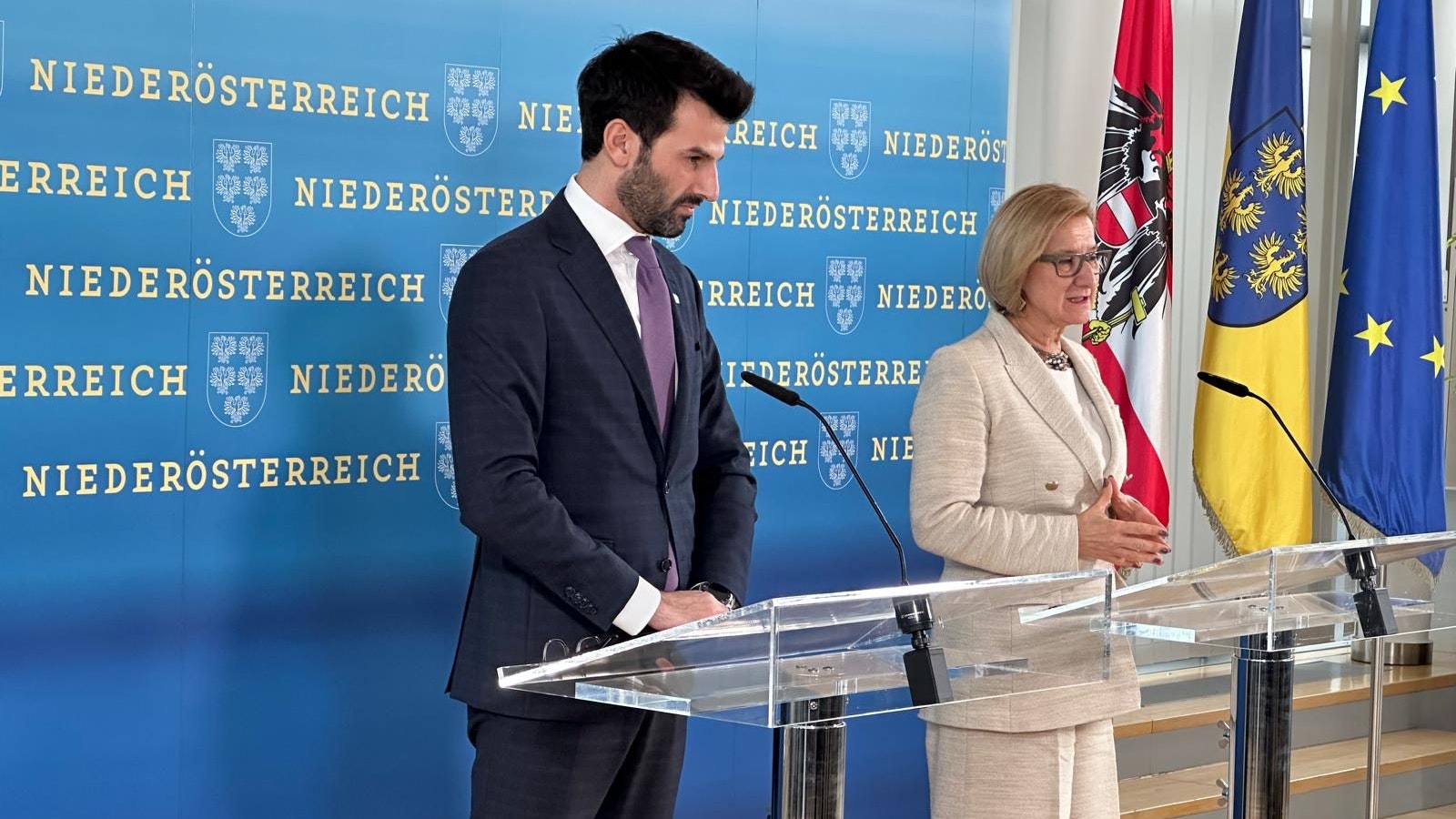 Udo Landbauer und Johanna Mikl-Leitner bei der Pressekonferenz.