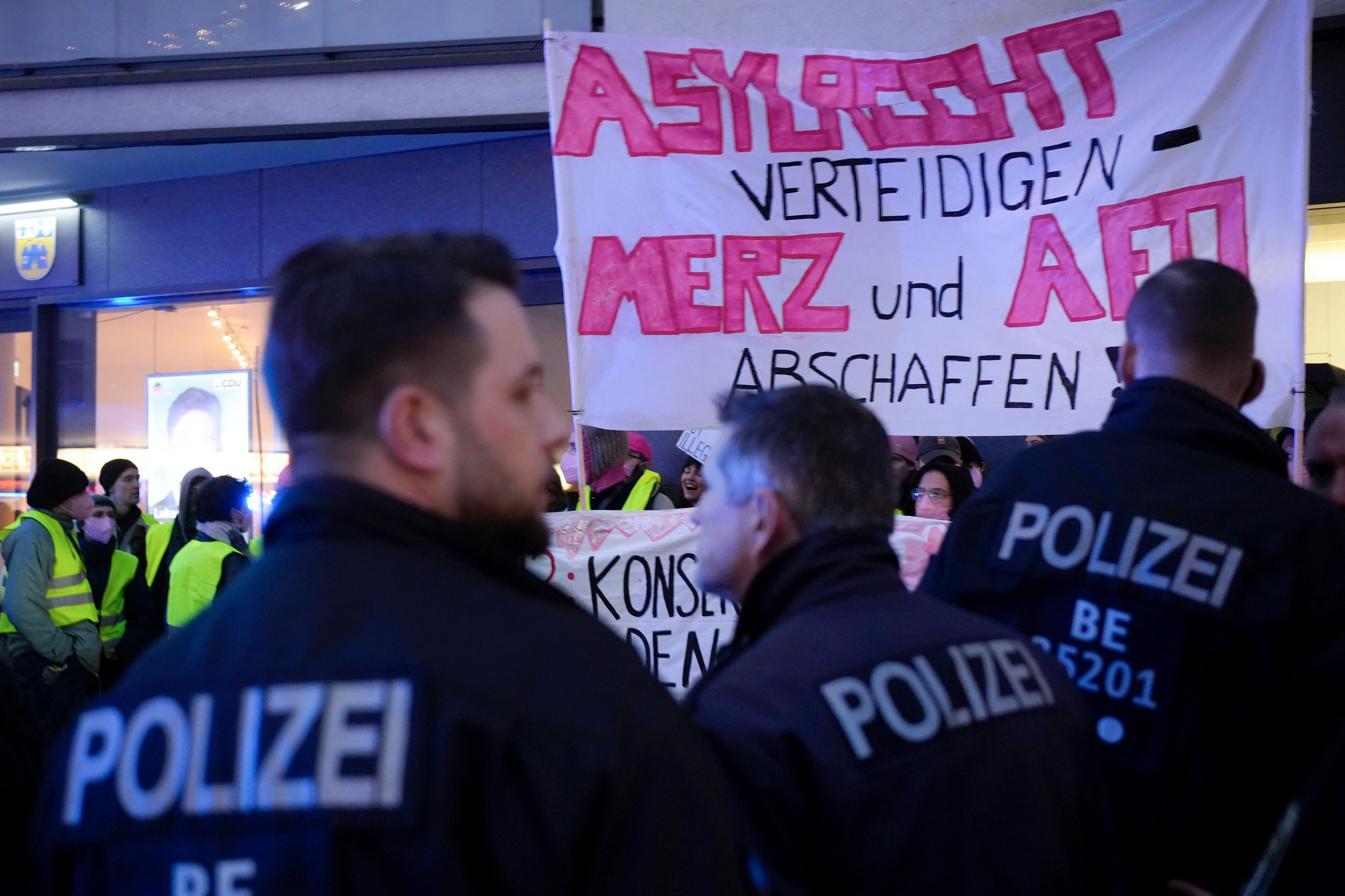 Nachdem die Polizei die Aktivisten aus dem Gebäude vertrieben hatte, bildeten sie davor eine Blockade.