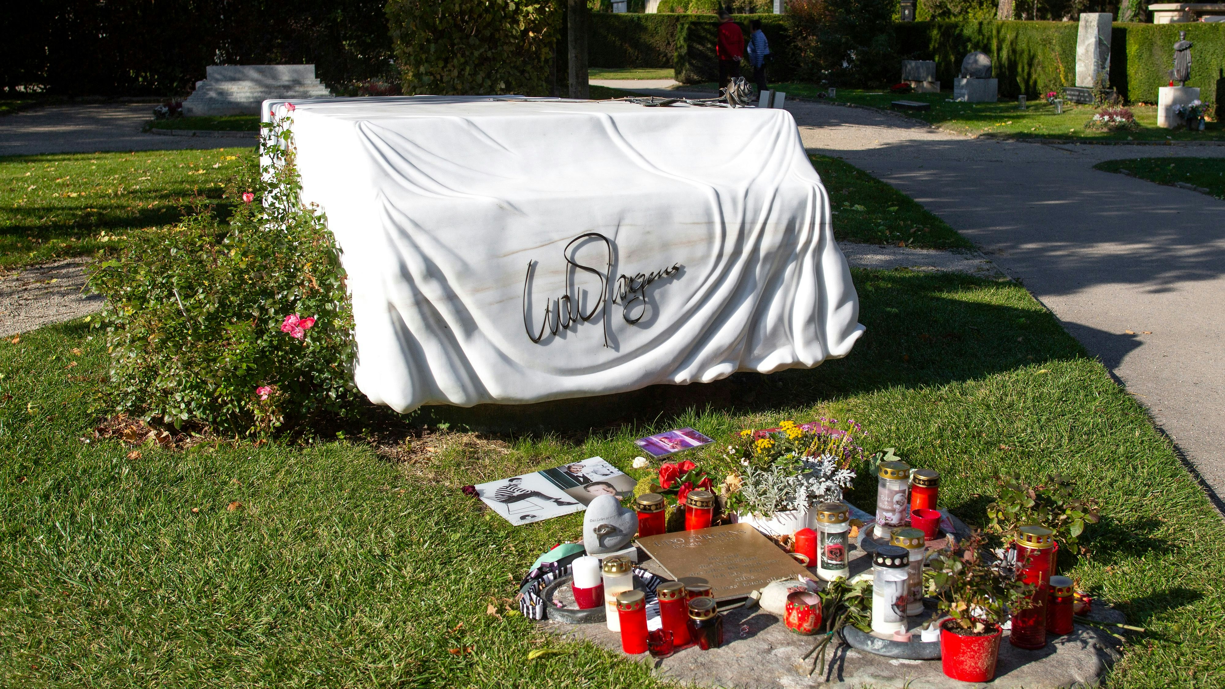 Udo Jürgens' letzte Ruhestätte am Wiener Zentralfriedhof. Hier wurde die Urne des Künstlers im Jänner 2015 in einem Ehrengrab beigesetzt. Das Grab-Monument - ein mit einem weißen Tuch bedeckter Flügel – wurde von seinem Bruder Manfred Bockelmann aus weißem Marmor gestaltet