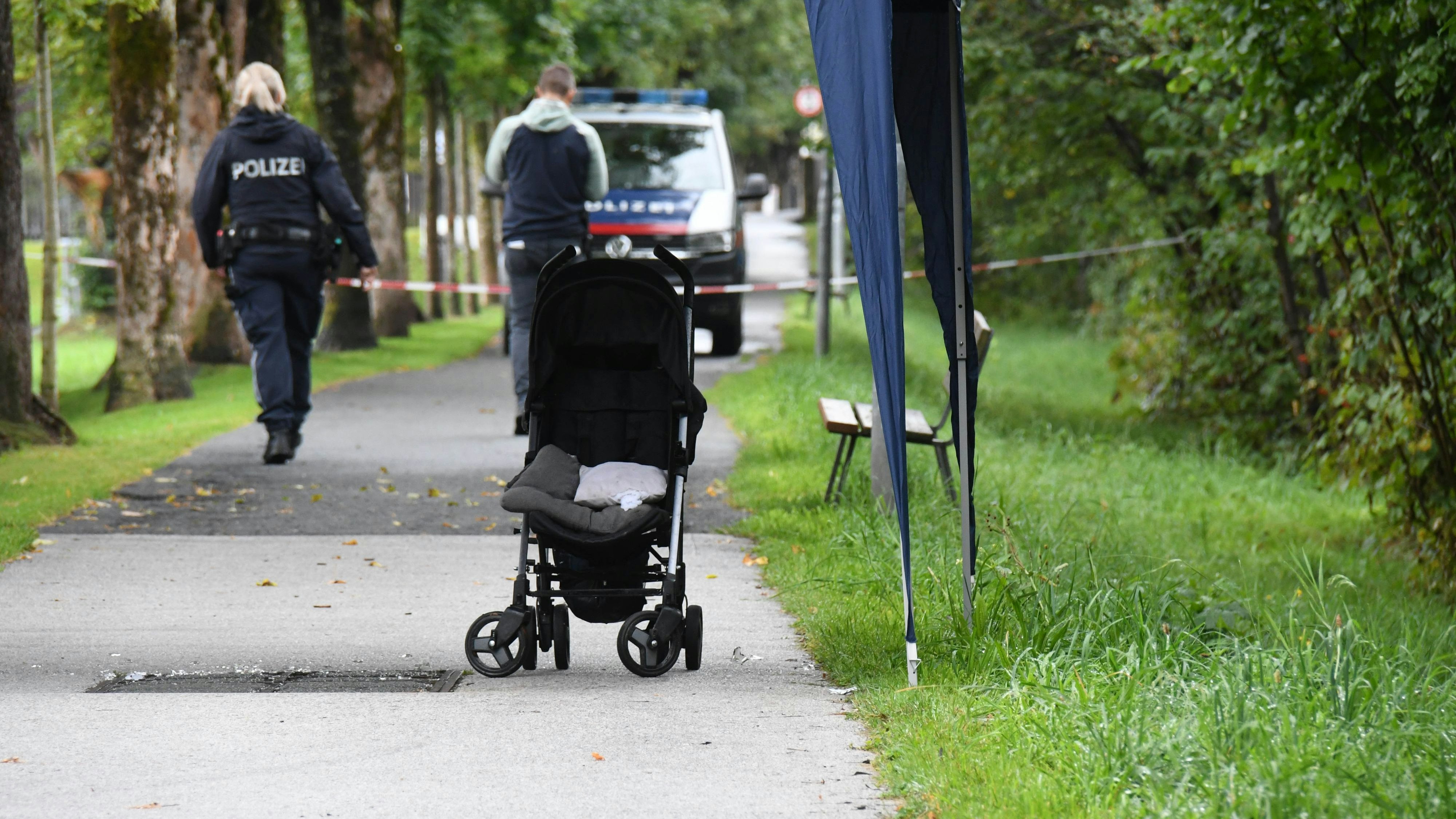 Der Kinderwagen-Buggy, in dem Florian Apler seinen 6-jährigen Sohn Leon in der Tatnacht im August 2022 am Ufer der Kitzbüheler Ache in St. Johann in Tirol spazieren geführt hat