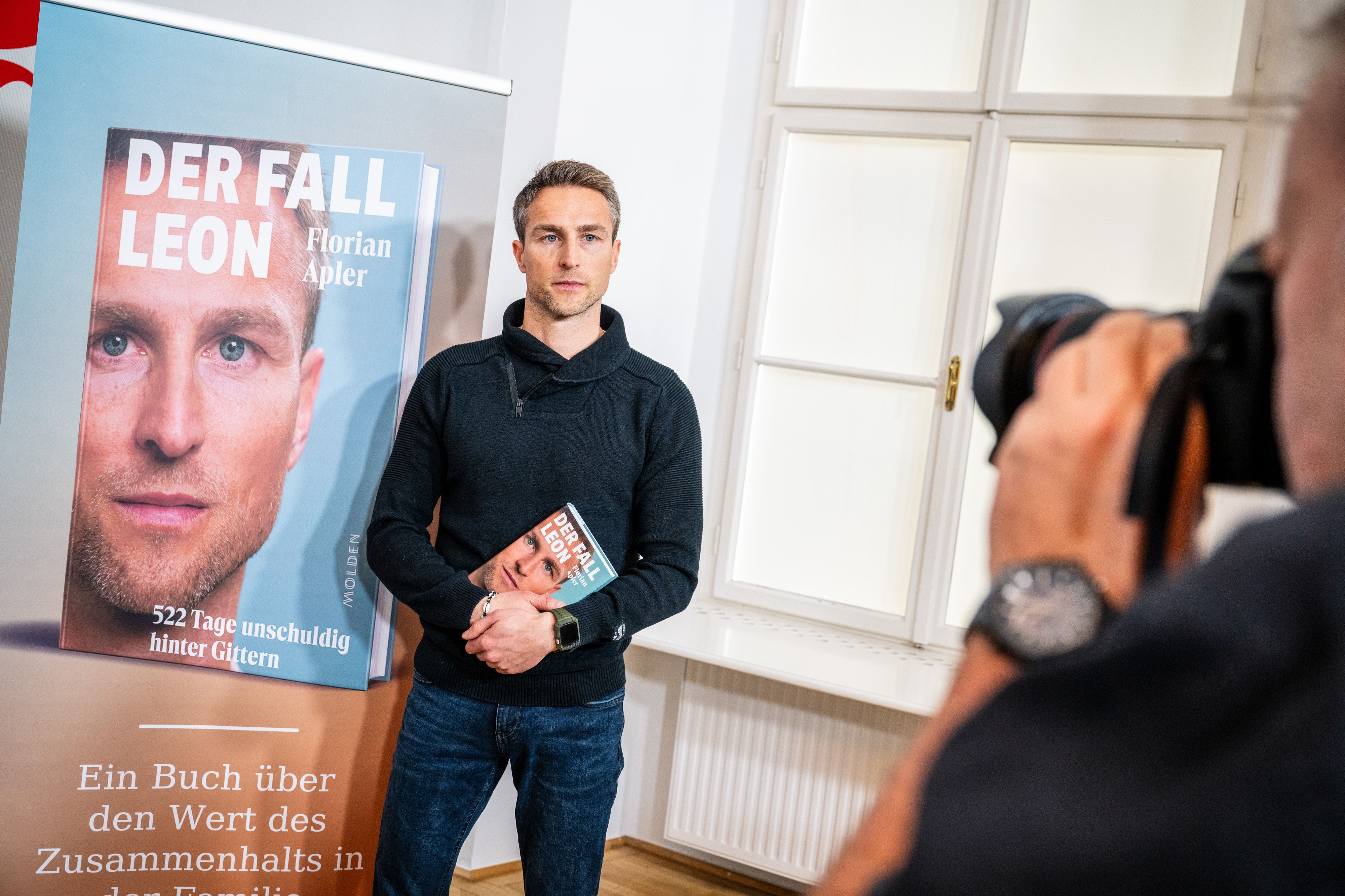 Nun spricht Leons Vater in seinem Buch über die Zeit in Haft und die Ermittlungen. 