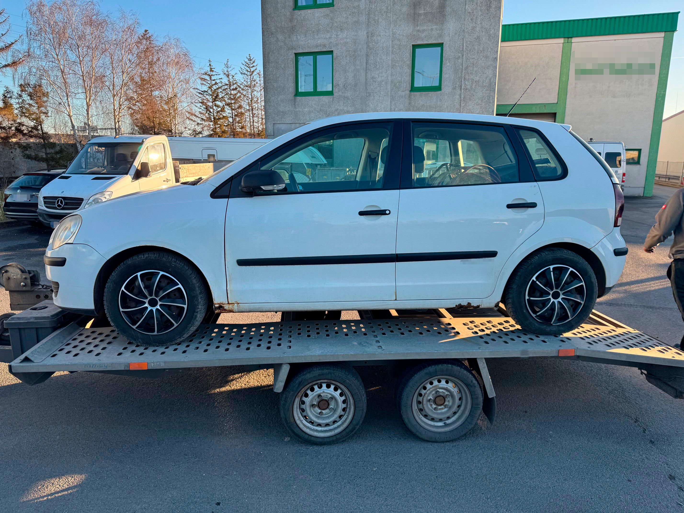 Der weiße Pkw stand ohne jegliche Sicherung auf dem Transportanhänger.