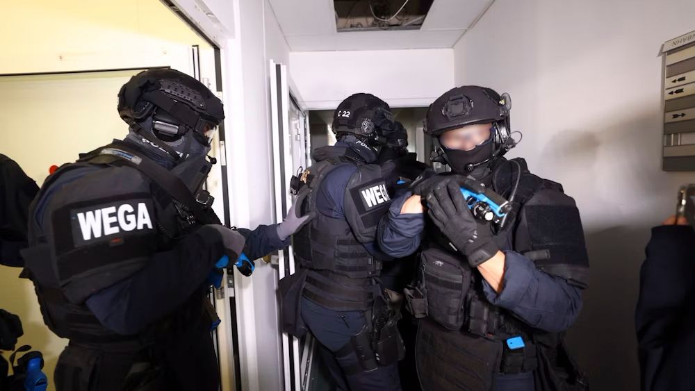 Beamte der Sondereinheit WEGA drangen in die Wohnung ein.