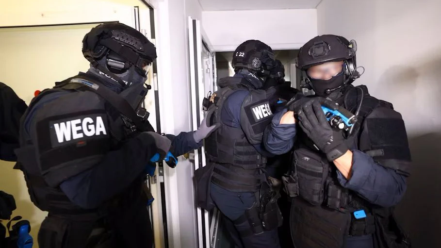 Beamte der Sondereinheit WEGA drangen in die Wohnung ein.