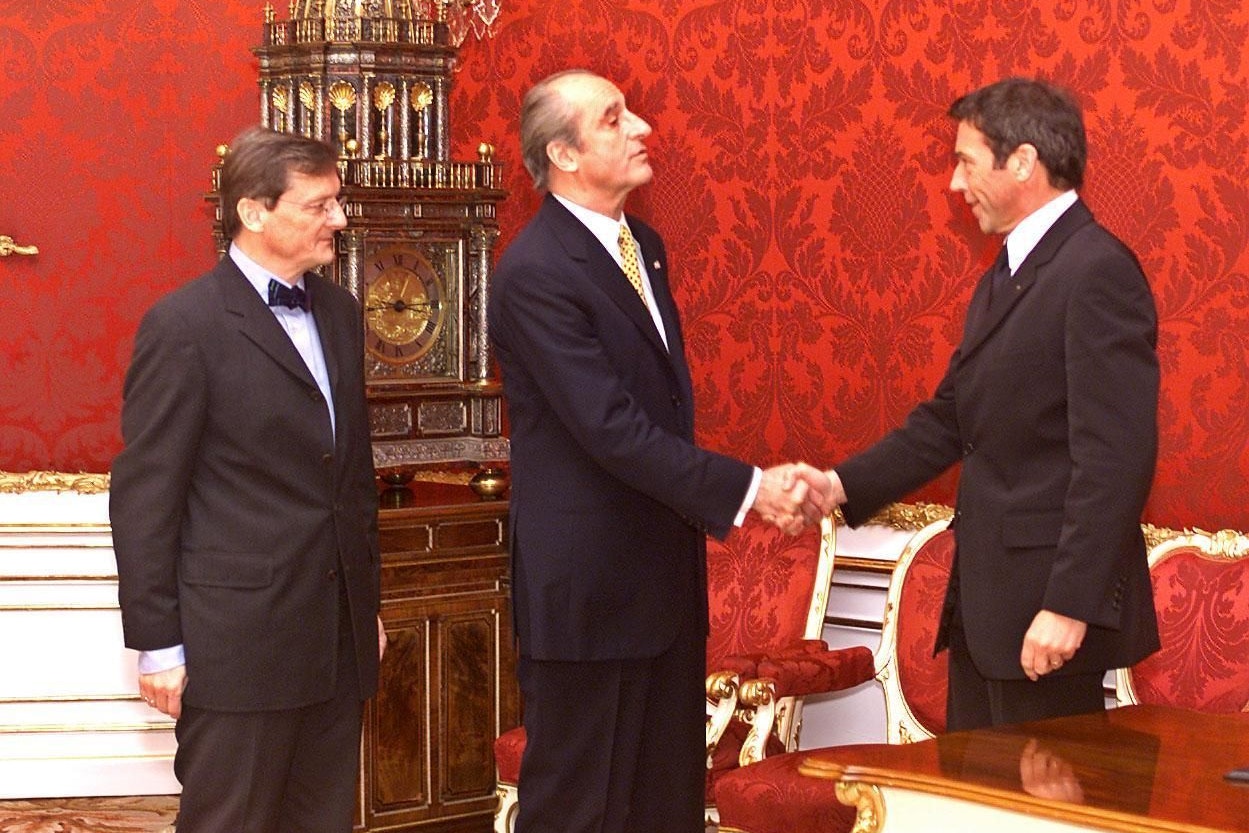 Regierungspakt mit Schüssel: Bundespräsident Thomas Klestil gratuliert mit versteinerter Miene Jörg Haider