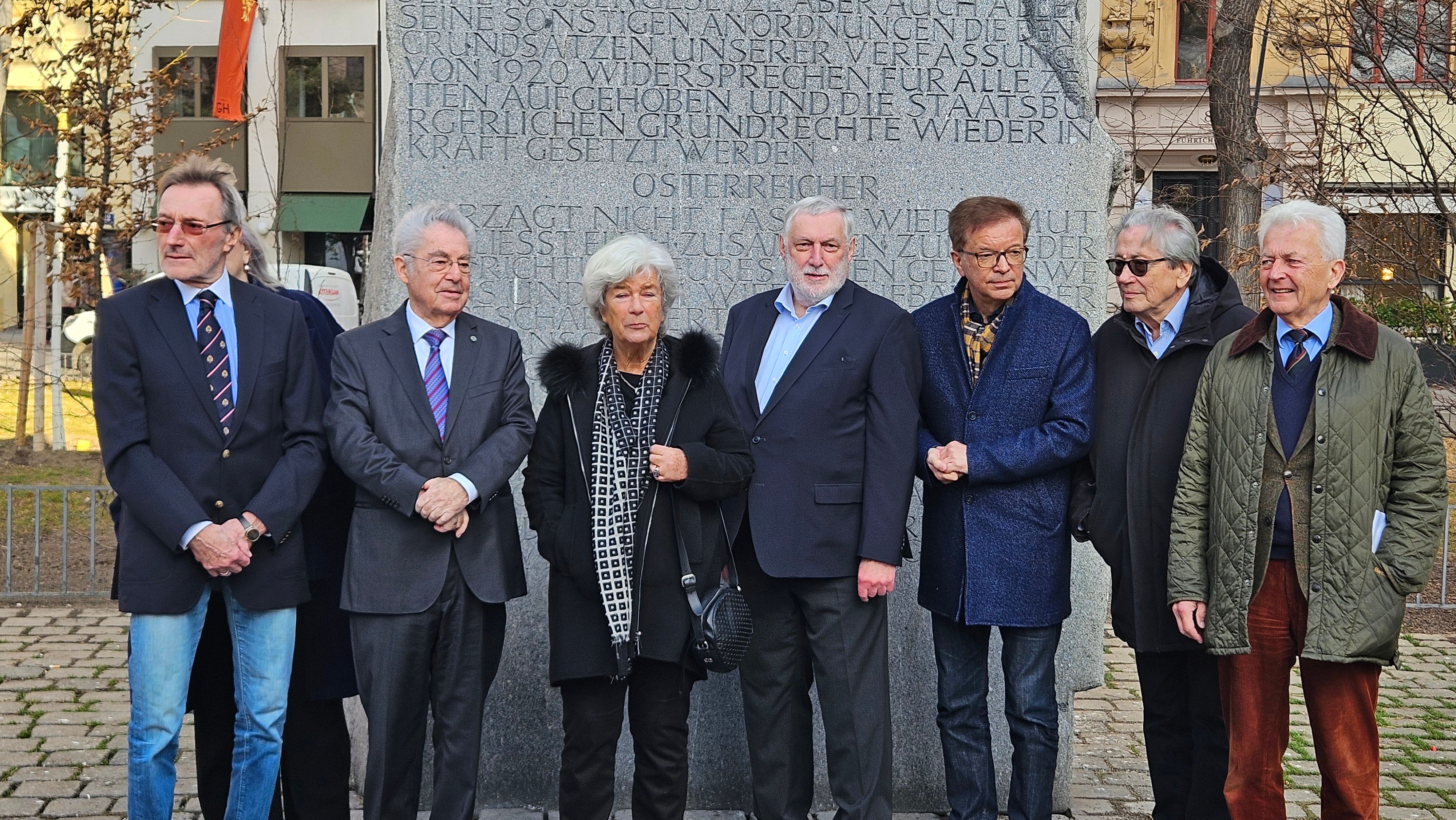 Ehemalige Spitzenpolitiker plädieren auf Alternative zu FPÖ-ÖVP-Koalition: v.l.n.r. Heinz Mayer, Heinz Fischer, Heide Schmidt, Franz Fischler, Rudolf Anschober, Ferdinand Lacina, Michael Ikrath