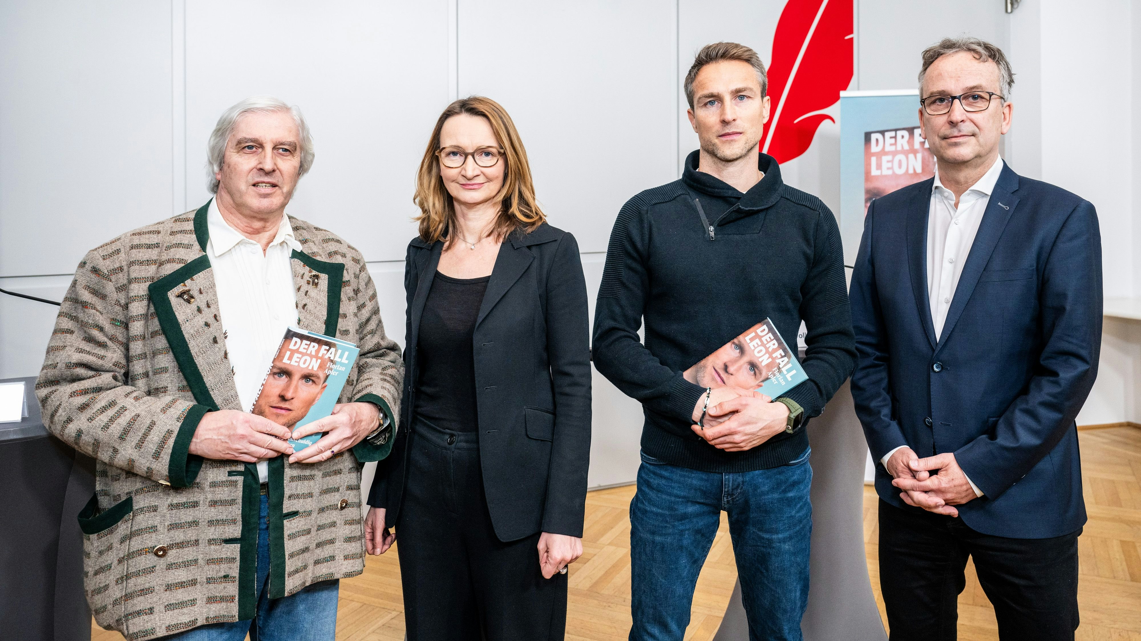 Volker Schütz (Rechtsanwalt, Co-Autor und Freund von Florian Apler), Elisabeth Stein-Hölzl (Geschäftsführerin Molden Verlag), Autor Florian Apler und Matthias Opis (Geschäftsführer Molden Verlag) bei der Präsentation von "Der Fall Leon" am 31. 1. 2025