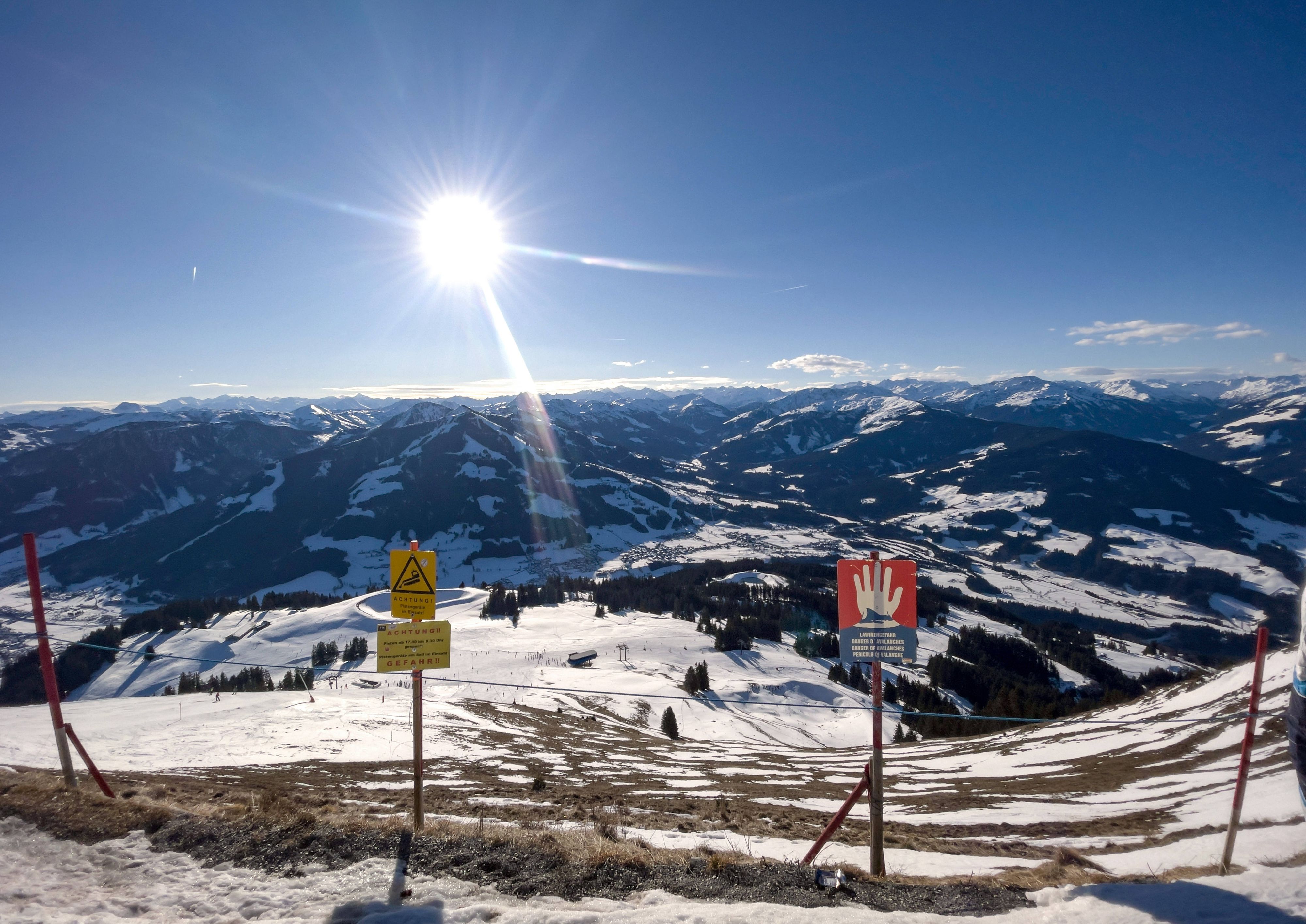 Aussicht von Warnschildern an einem Steilhang am Hohe Salve im SkiWelt Wilder Kaiser–Brixental