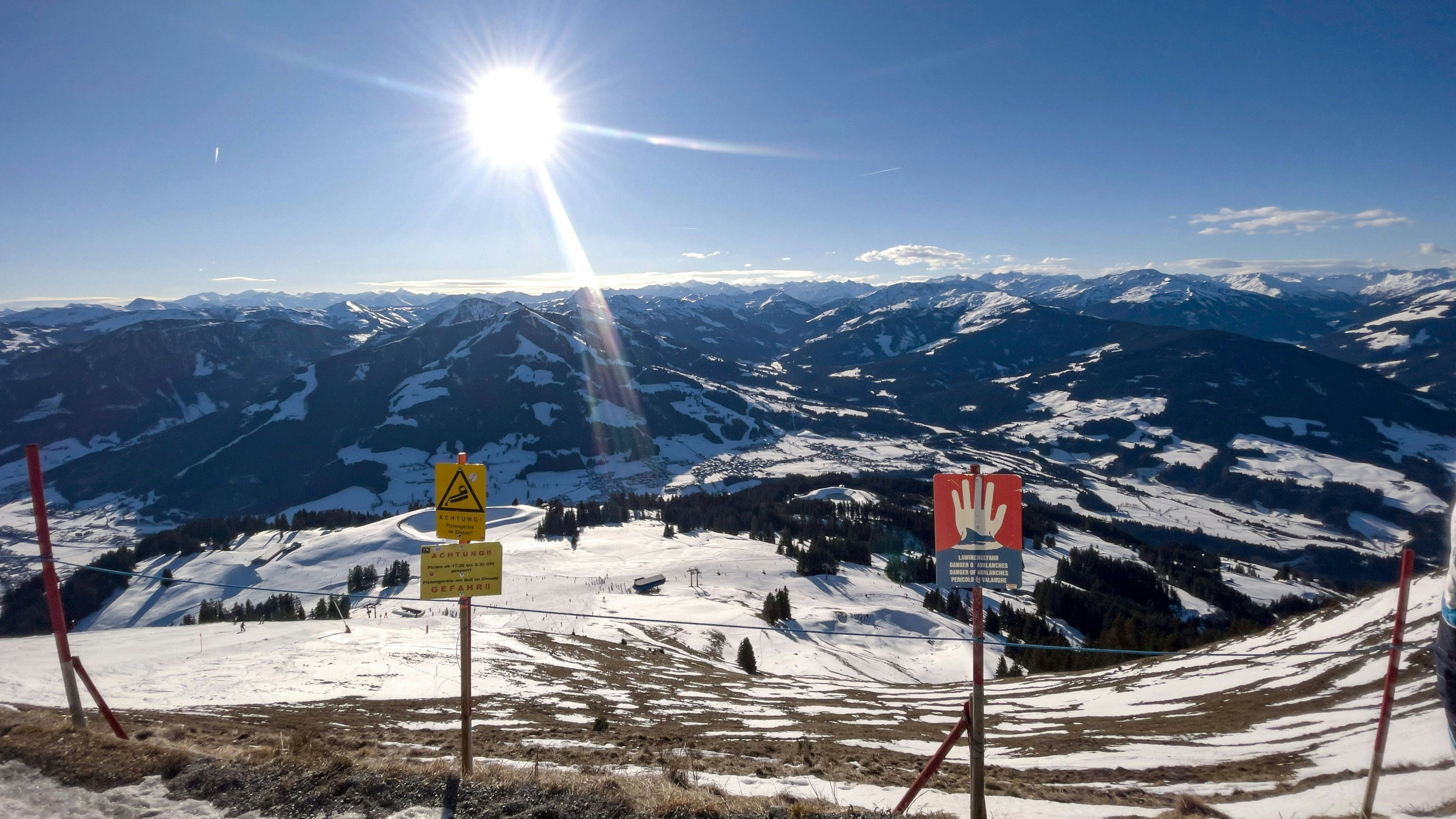 Aussicht von Warnschildern an einem Steilhang am Hohe Salve im SkiWelt Wilder Kaiser–Brixental