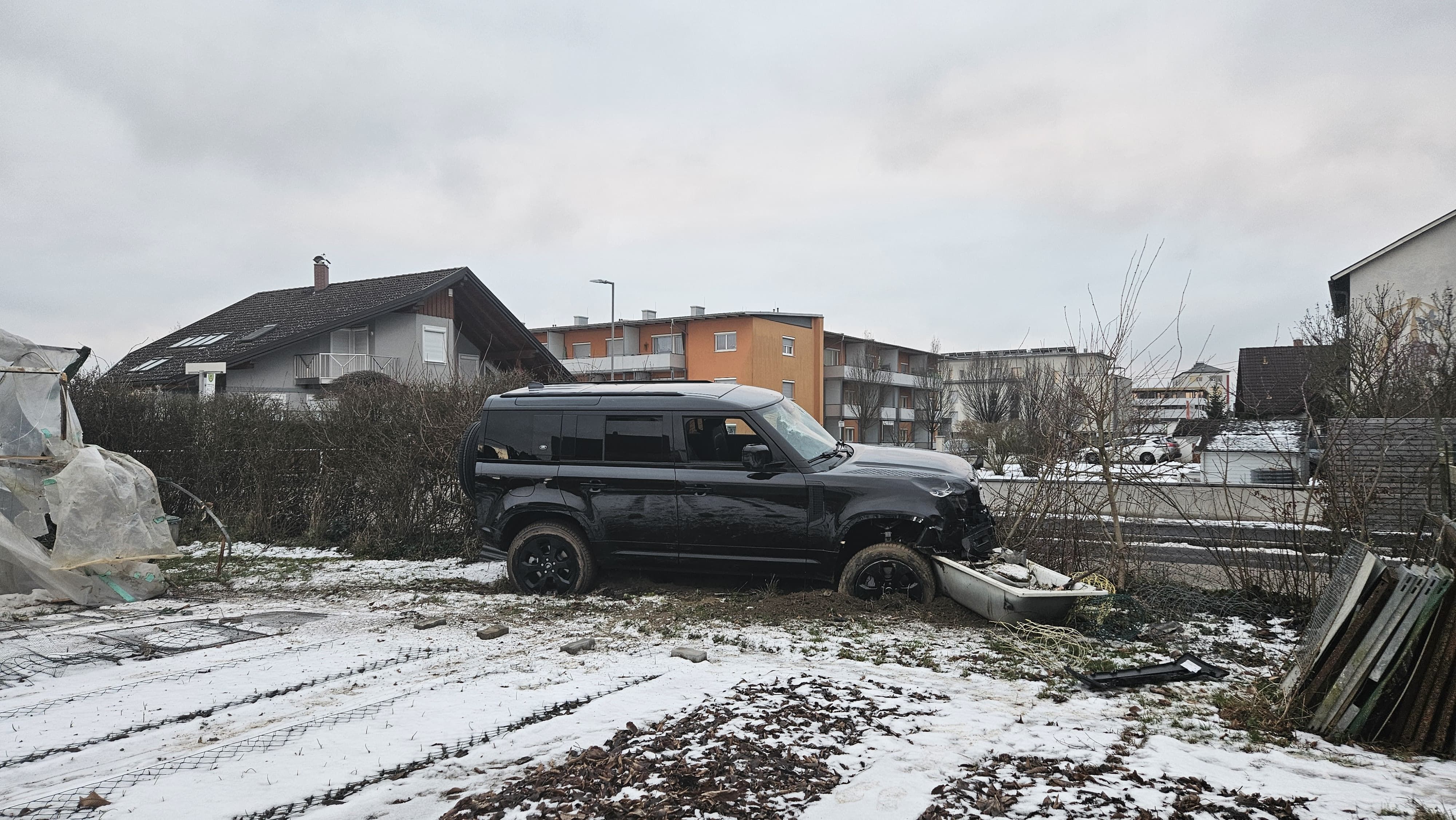 Zwei der beschuldigten Brüder krachten vor rund zwei Wochen mit einem sündteuren SUV in den Garten einer Familie in Leonding (Bez. Linz-Land).