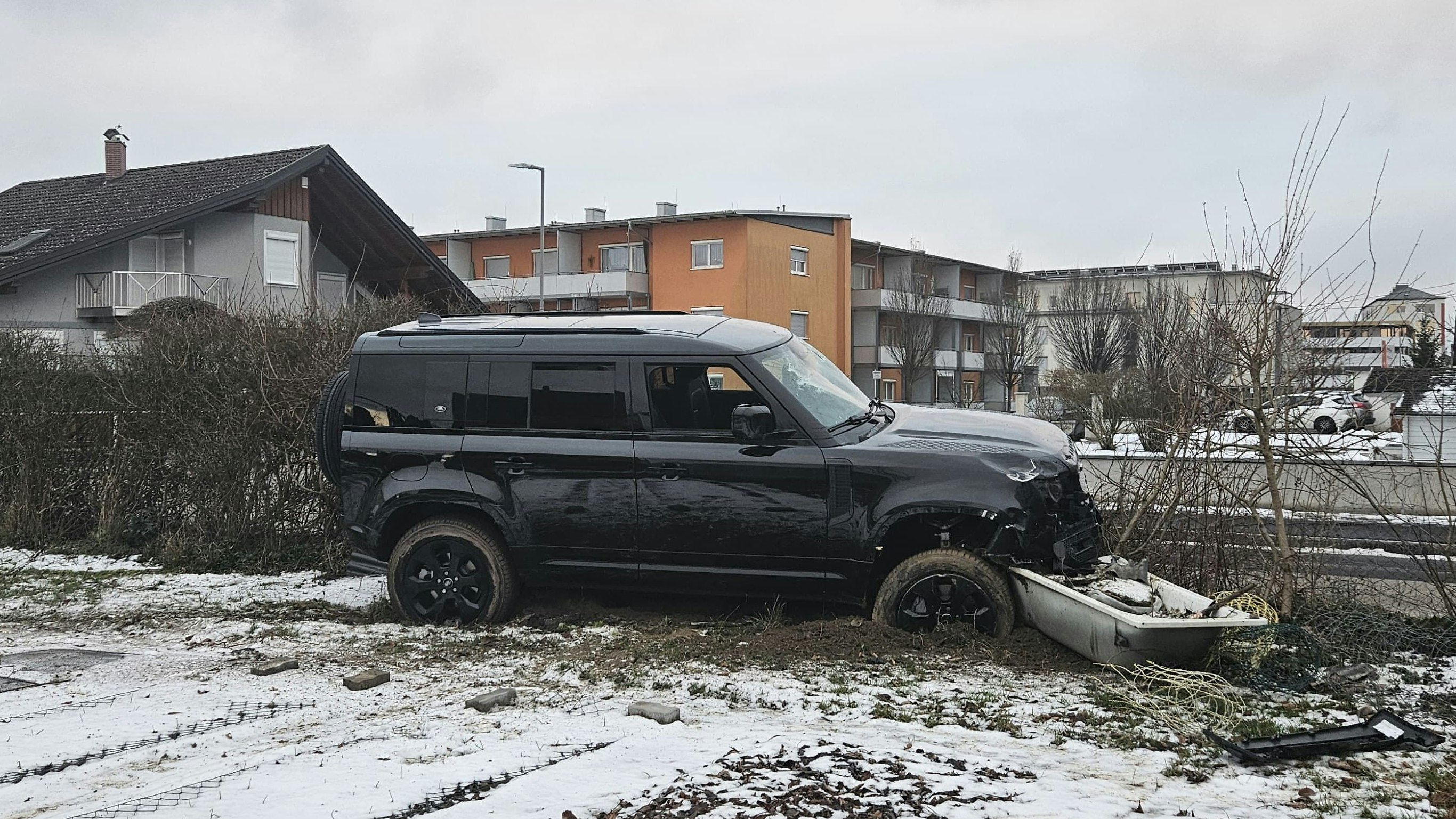 Zwei der beschuldigten Brüder krachten vor rund zwei Wochen mit einem sündteuren SUV in den Garten einer Familie in Leonding (Bez. Linz-Land).