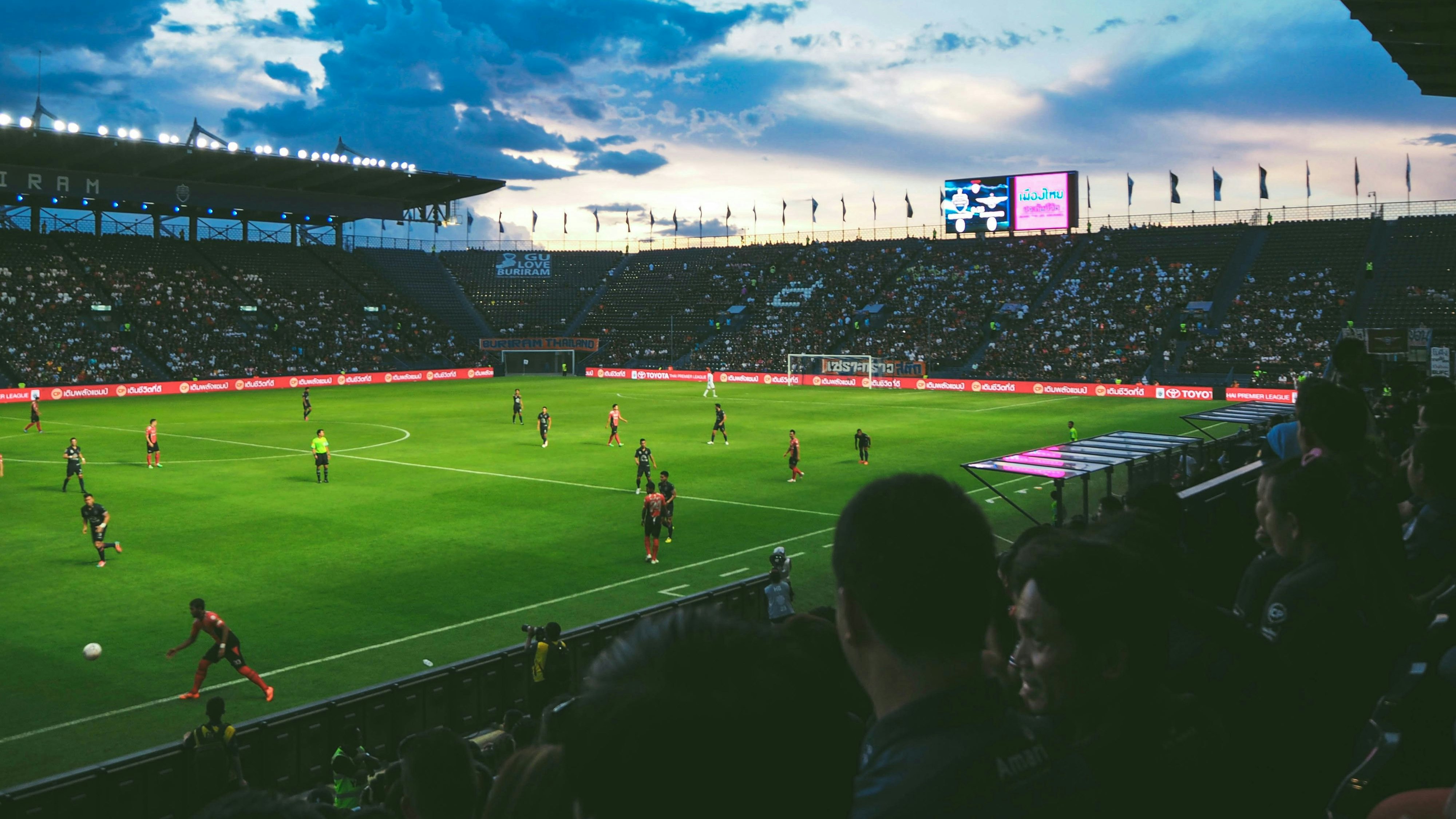 Punkte und Positionen in Gefahr: Neue Fußball-Datenanalyse zeigt, welche Vereine schnell handeln müssen – die Transferfrist naht.