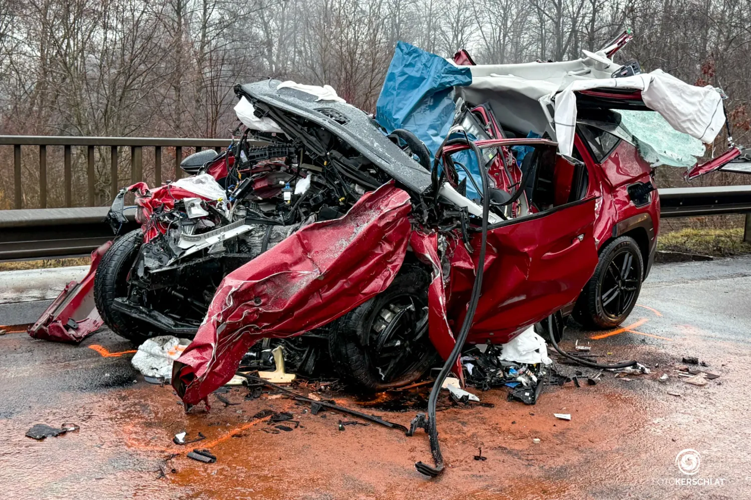 Das Auto wurde bei dem tödlichen Unfall komplett zerstört.