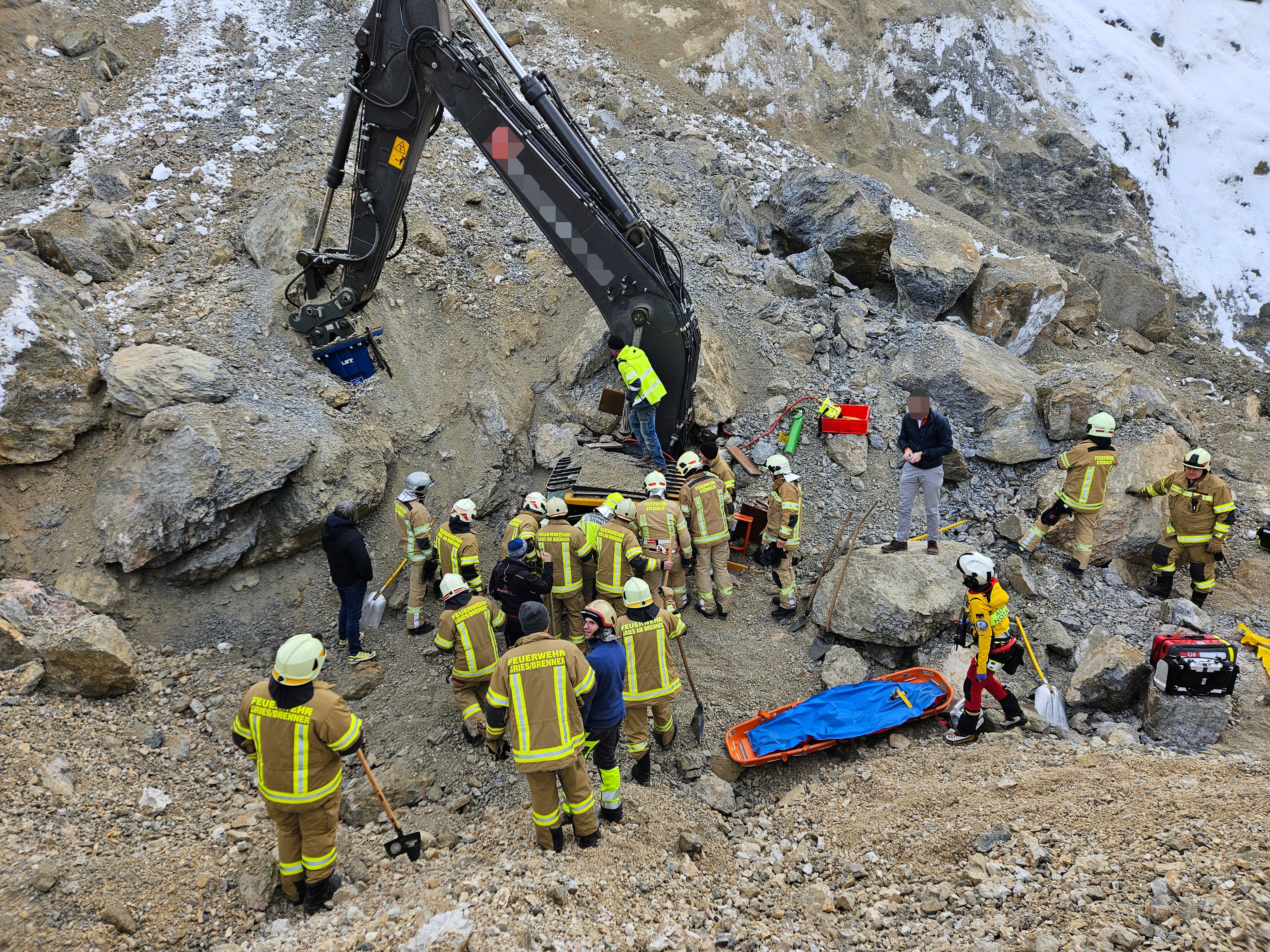 Der Baggerführer wurde mitsamt seines Arbeitsgerätes verschüttet und unbestimmten Grades verletzt.
