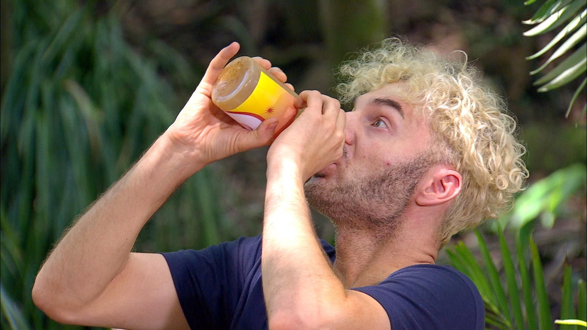 Auch Sam Dylan trinkt einen halben Liter pürierten Büffelpenis und erhält dadurch einen Stern. Yeliz bekommt keinen einzigen Stern. Ergebnis: 4 Sterne.