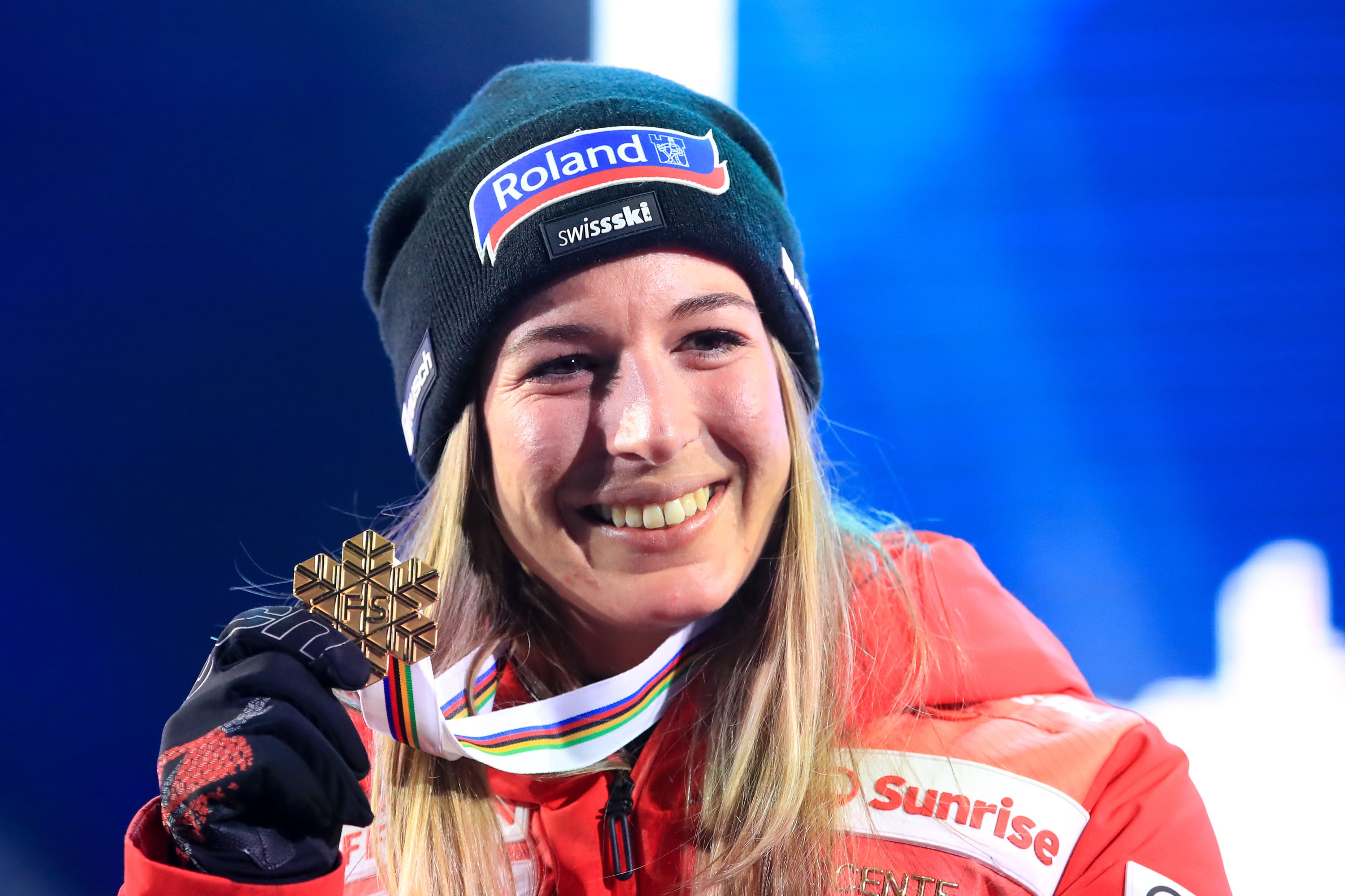 Ski-Ass Jasmine Flury krönte sich 2023 in Meribel zur Weltmeisterin in der Abfahrt. 