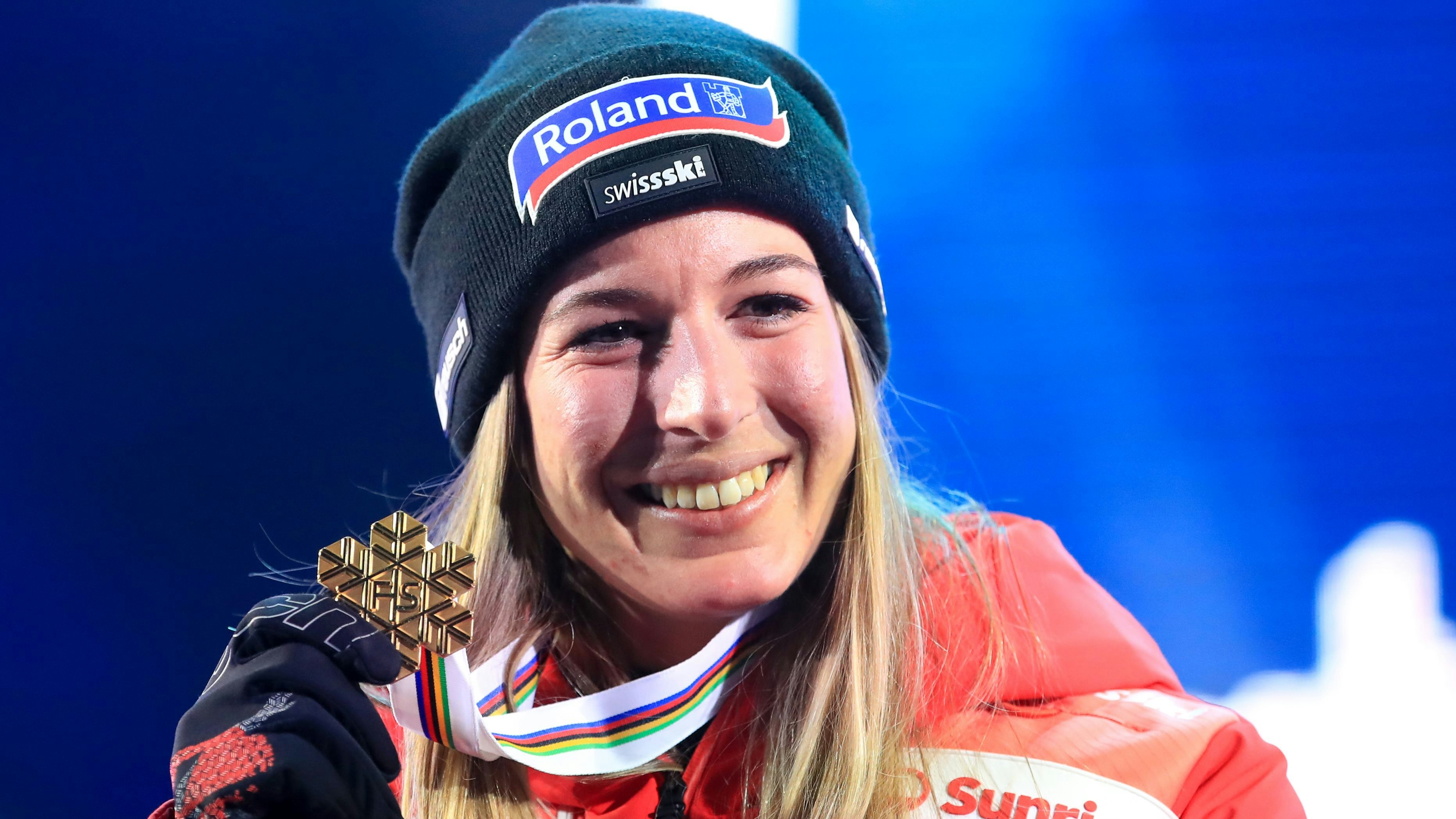 Ski-Ass Jasmine Flury krönte sich 2023 in Meribel zur Weltmeisterin in der Abfahrt. 