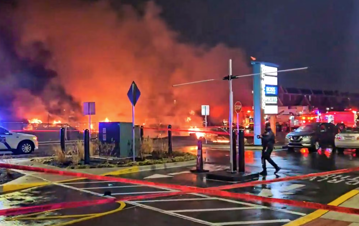 In Philadelphia ist ein privates Kleinflugzeug in einem belebten Stadtteil abgestürzt.