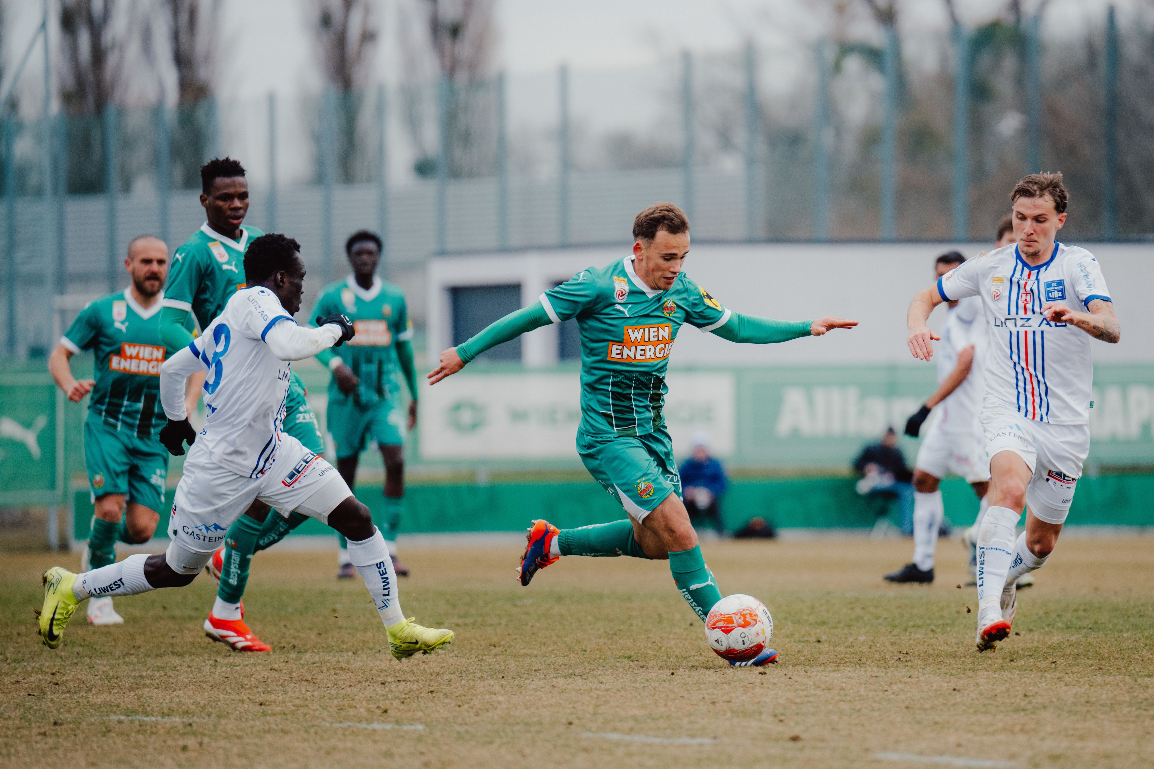Rapid schlägt Blau-Weiß im Test.