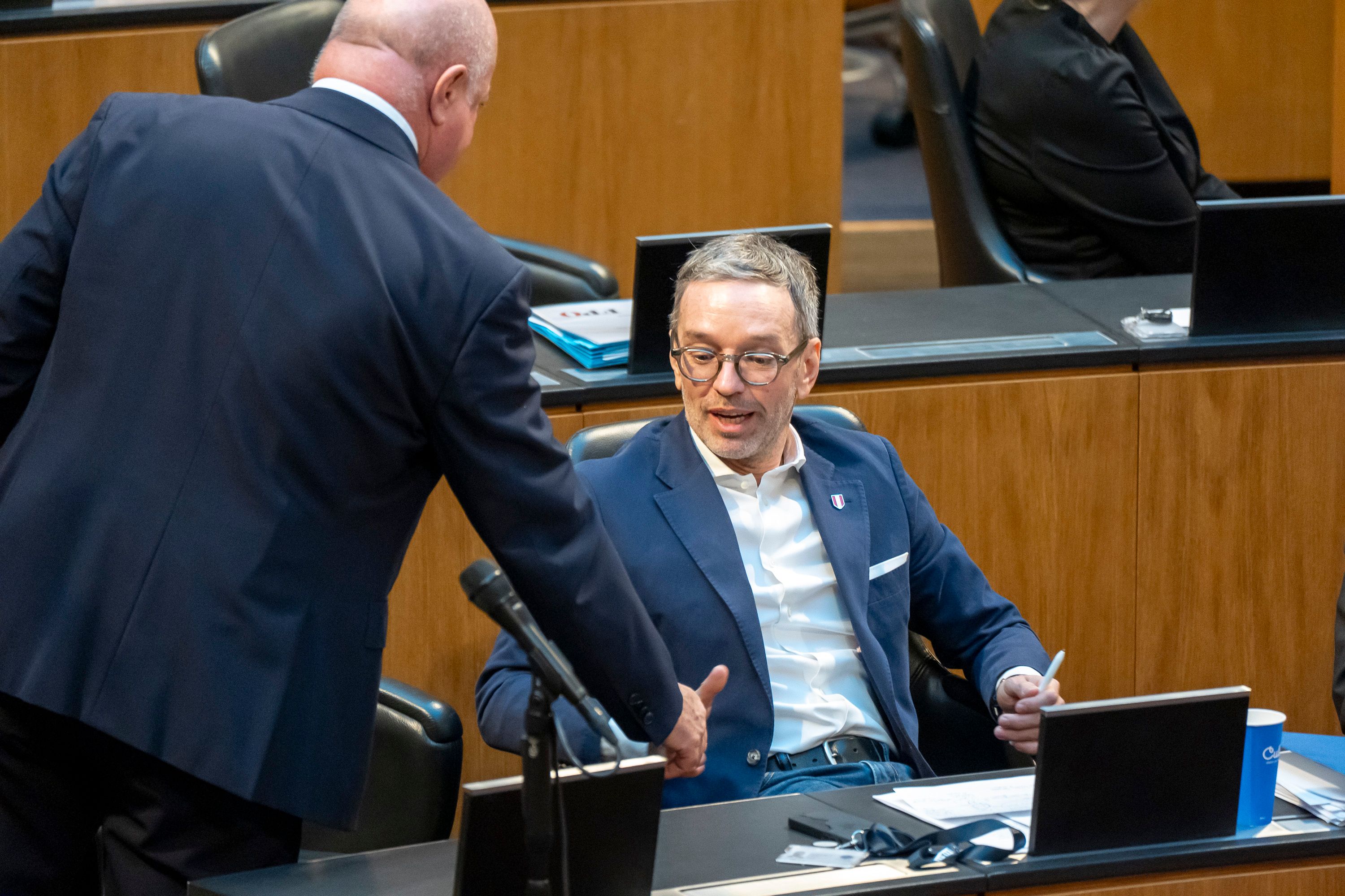 ÖVP und FPÖ reichen sich in den Verhandlungen wieder die Hand.