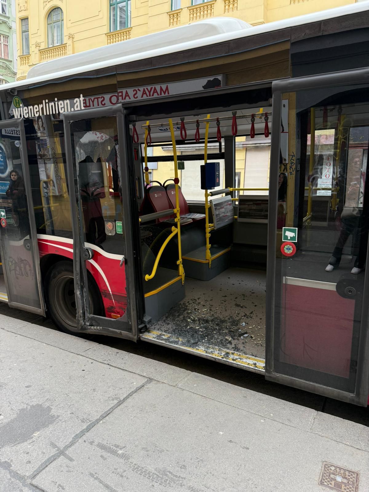 Der Bus krachte in die Absperrung einer Baustelle.