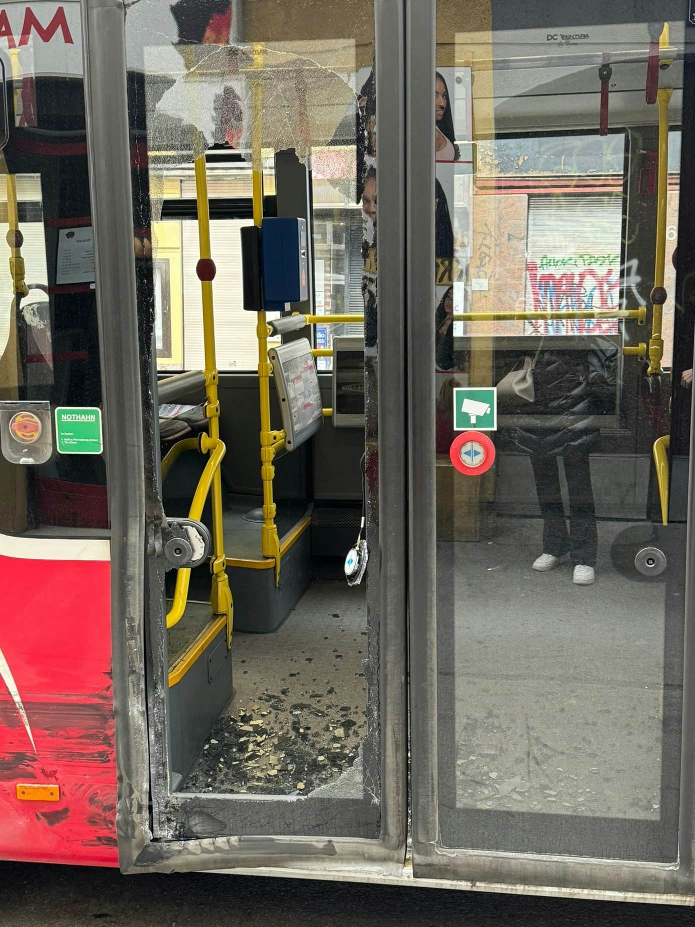 Der Bus krachte in die Absperrung einer Baustelle.