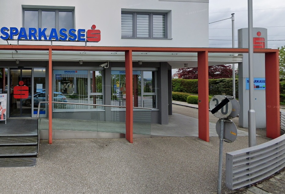 Bei dieser Sparkasse in Timelkam (Bez. Vöcklabruck) ging die Gruppe auf den Nachtschwärmer los. (Archivbild)