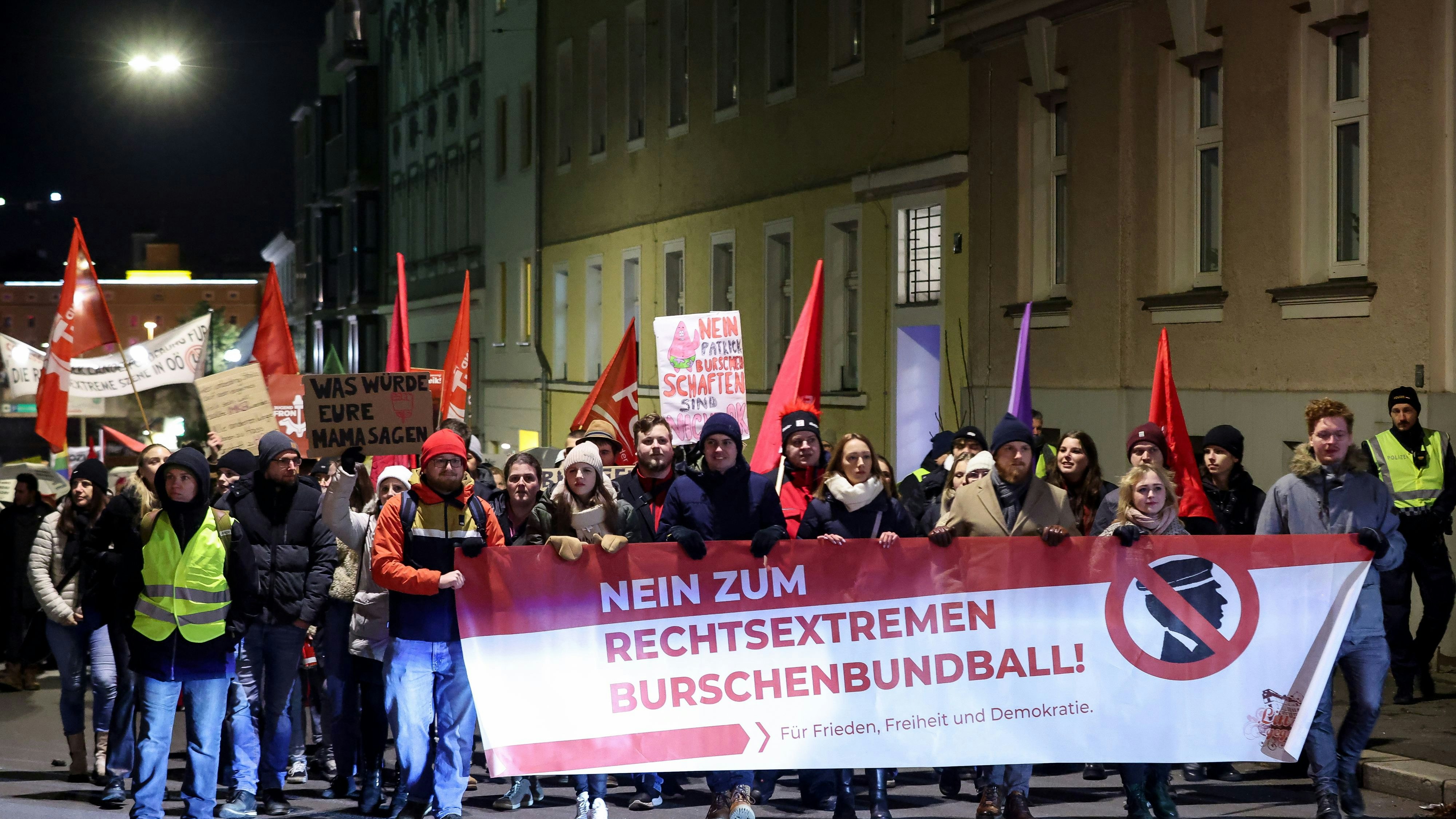 Heute.at - Tausende bei Demo gegen Treffen der Rechtsextremen