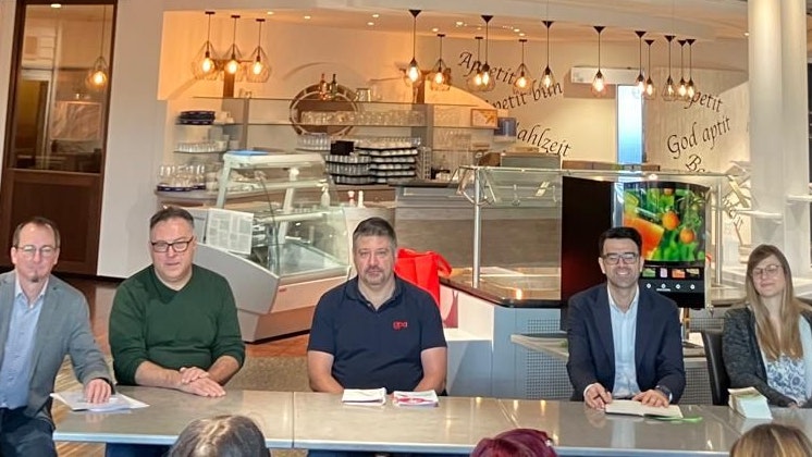 Am Podium von Links nach Recht: Markus Penthor (AK-Niederösterreich, Arbeits- u Sozialrecht und Insolvenz), Gerald Pahr (Bezirksstellenleiter der AK Niederösterreich), Wolfgang Reiter (GPA Regionalsekretär) Mevlüt Kücükyasar (Geschäftsstellenleiter AMS Wr. Neustadt), Julia Etll (Abteilungsleitung AMS Wr. Neustadt)