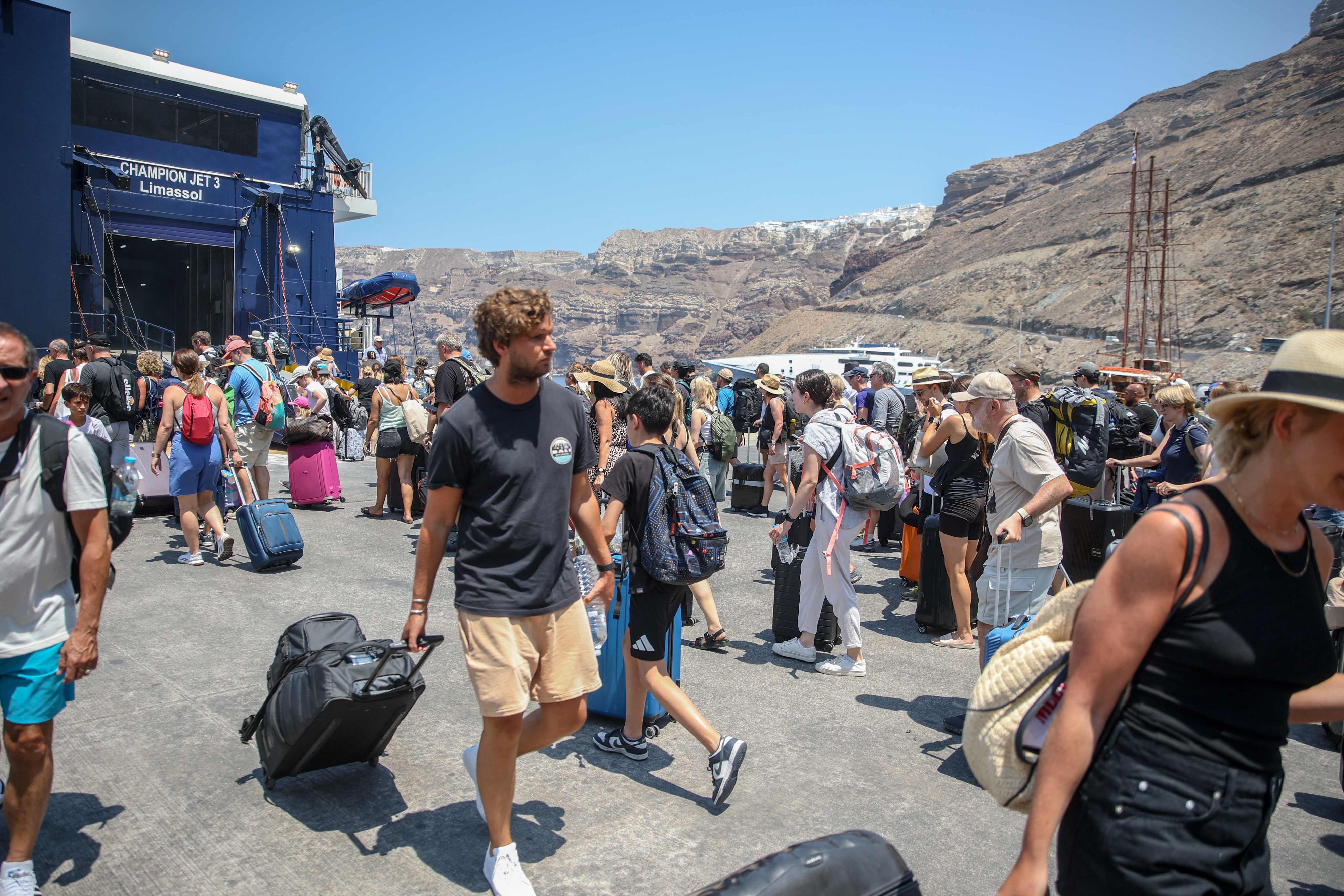 Santorini erlebt eine Serie von Erdbeben, die die Bevölkerung beunruhigen.