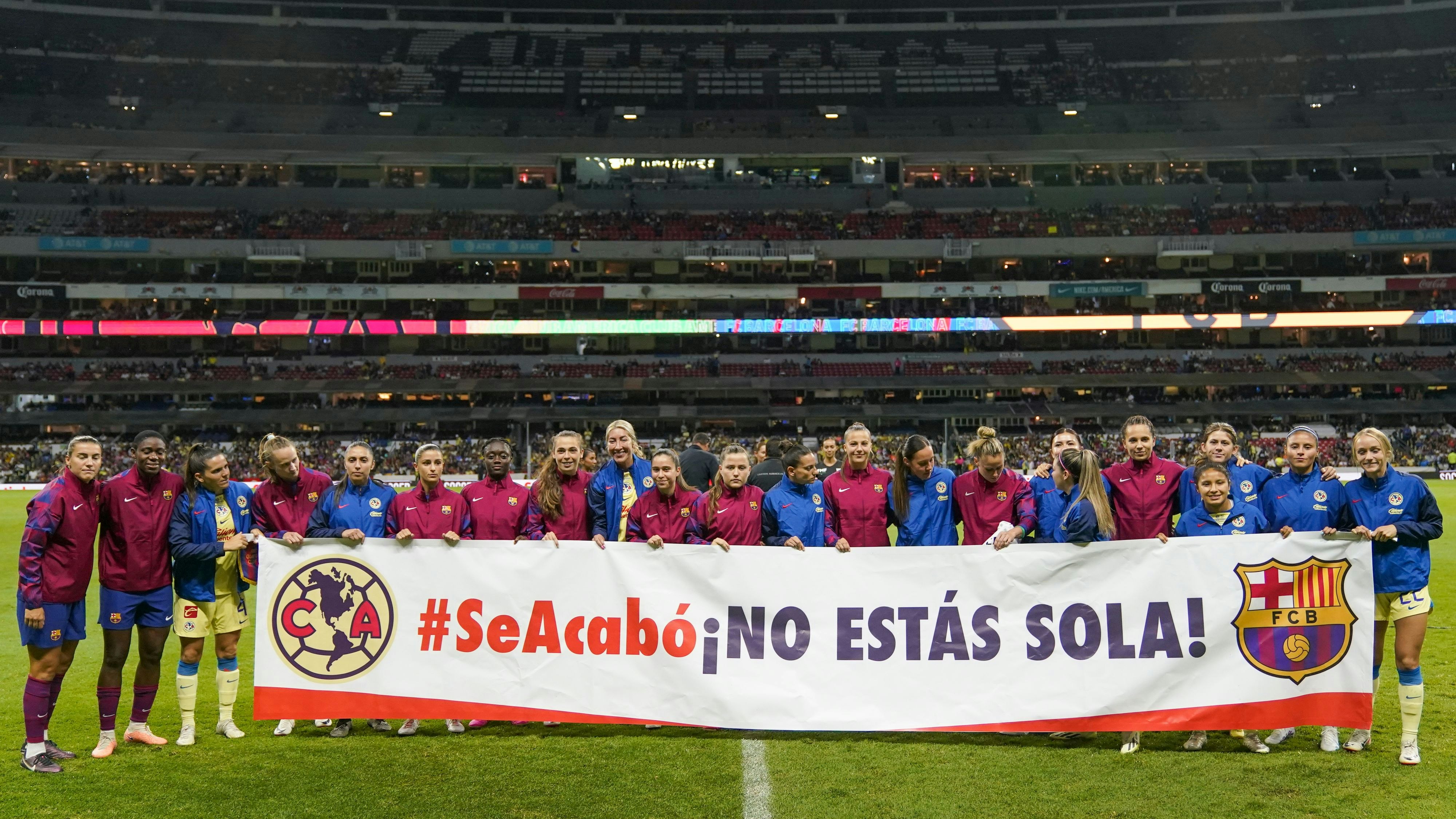 "Es ist vorbei! Du bist nicht alleine" – auch auf dem Grünen Rasen kam es zu Solidaritätskundgebungen für Jenni Hermoso, etwa bei einem Spiel des FC Barcelona im Aztekenstadion in Mexiko City&nbsp;am 29. August 2023