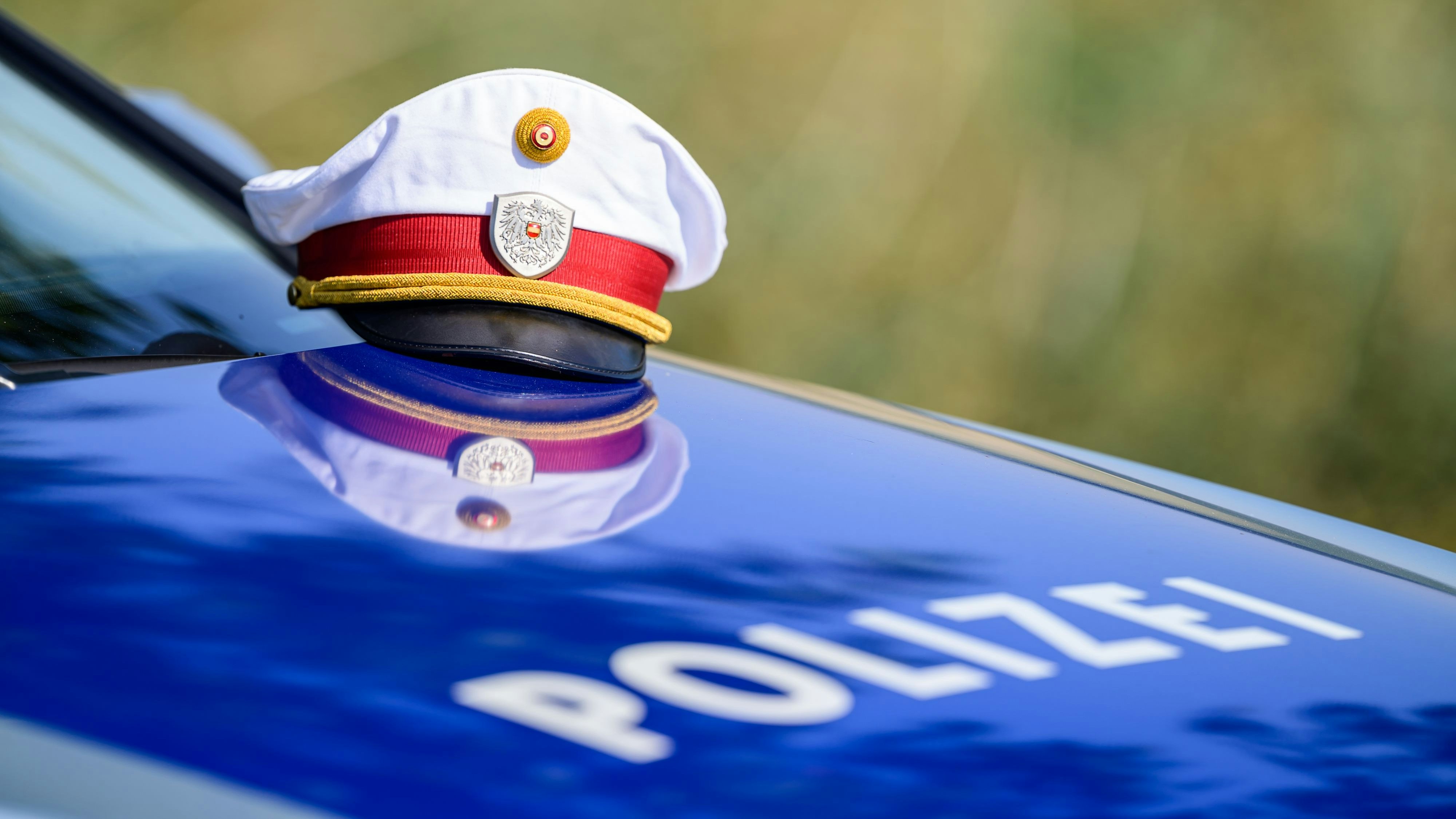 Der Polizist wurde wegen sexueller Belästigung erst entlassen. Jetzt muss er seinen Hut doch nicht nehmen.