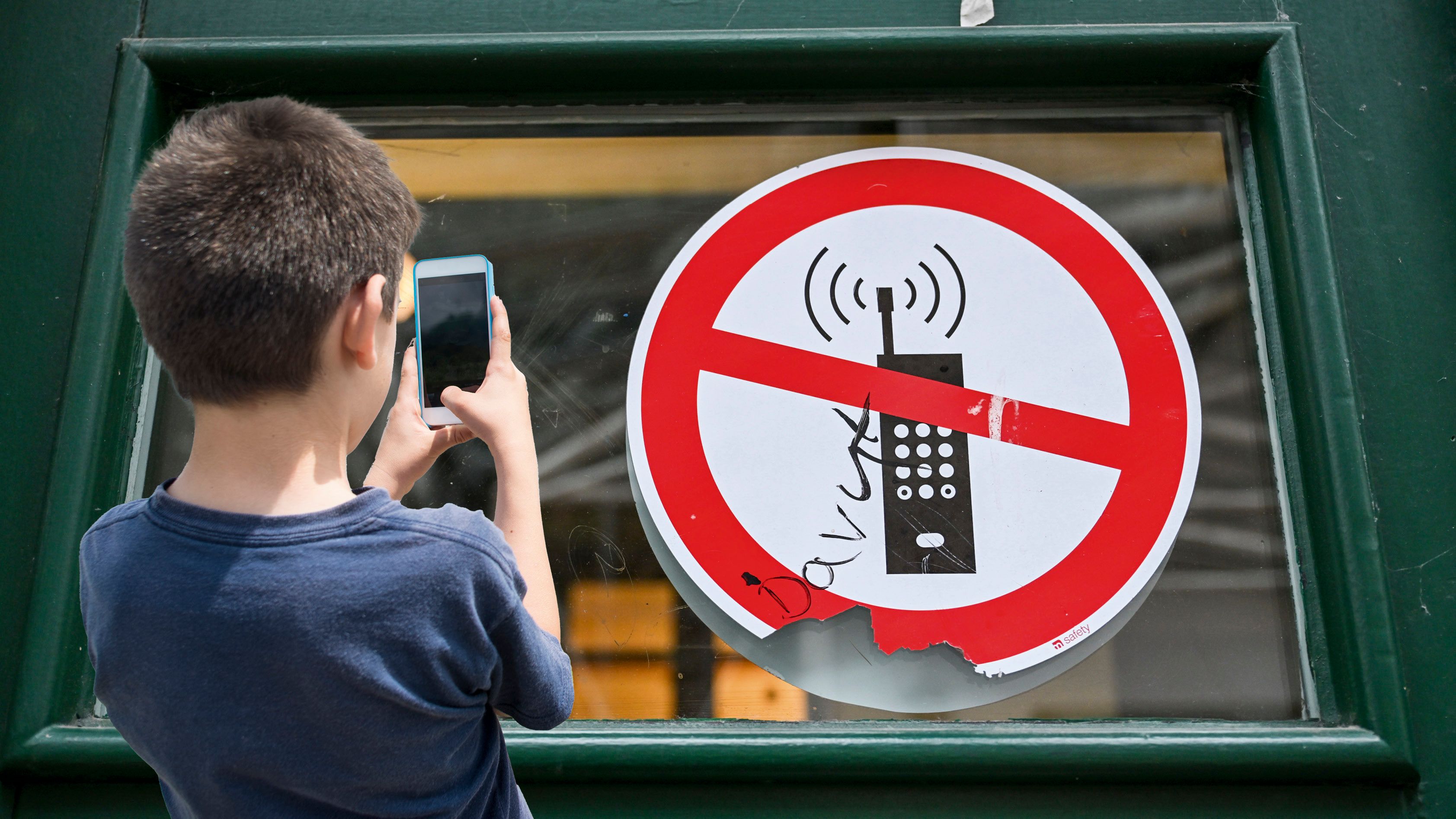 Handy als Mobbing-Waffe und Ablenkungs-König - bald nicht mehr überall (Symbolbild).