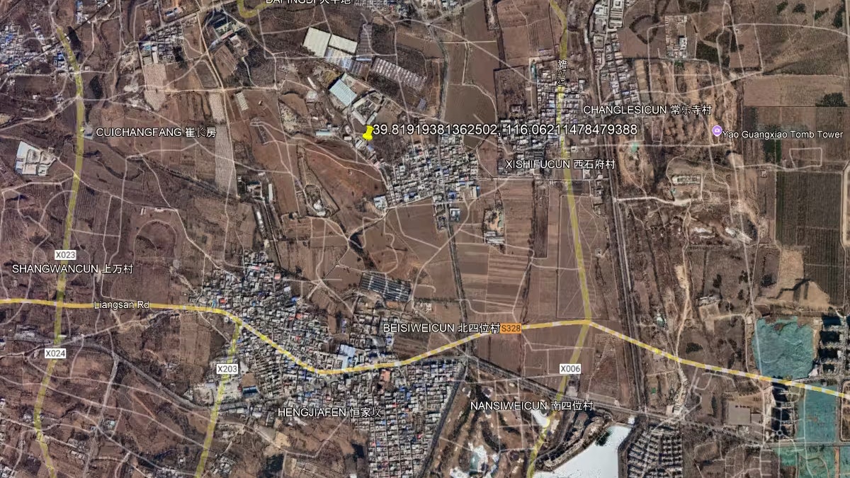 Zuvor wurden die Bewohner diverser Siedlungen in dem Gebiet umgesiedelt und ihre Häuser abgerissen. (Satellitenaufnahme von anfangs 2023)