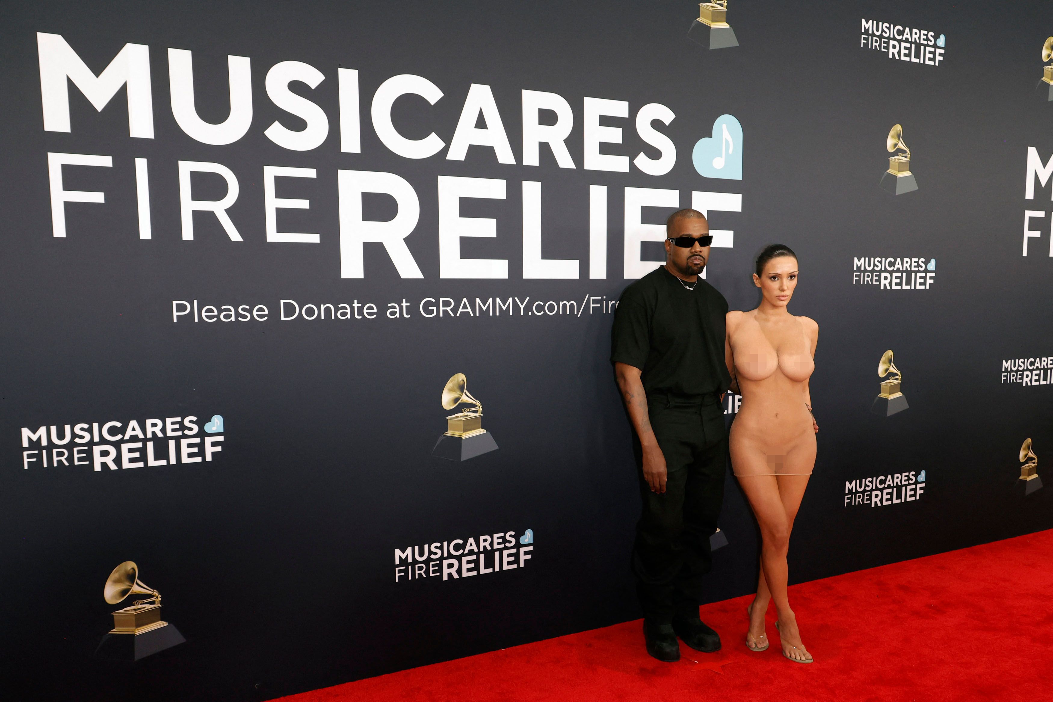 Bianca Censori, Freundin von Kanye West, zeigt sich fast nackt bei der Grammy-Verleihung. 