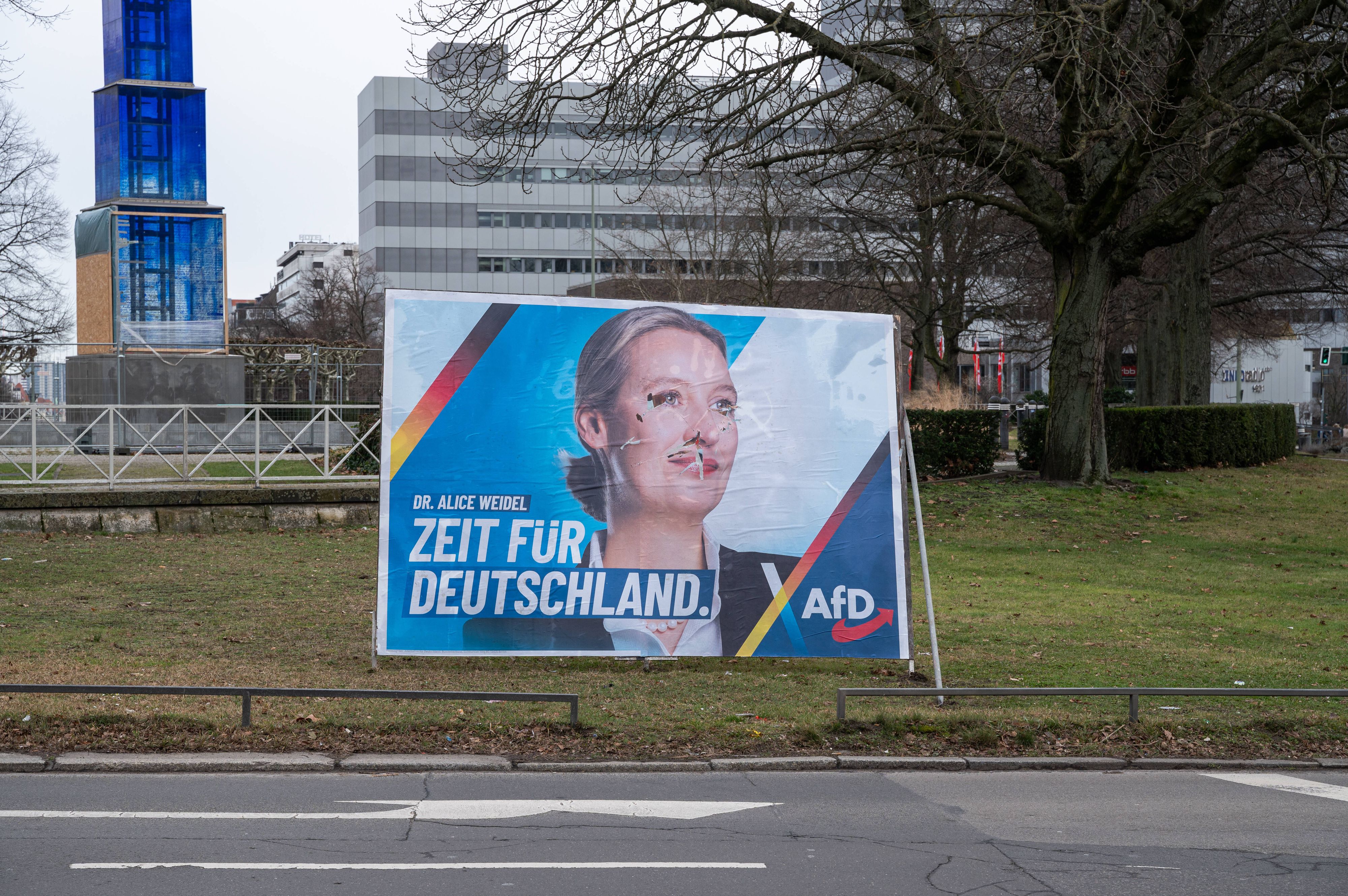 Ein Wahlplakat der AfD samt Porträt ihrer Kanzlerkandidatin Alice Weidel.