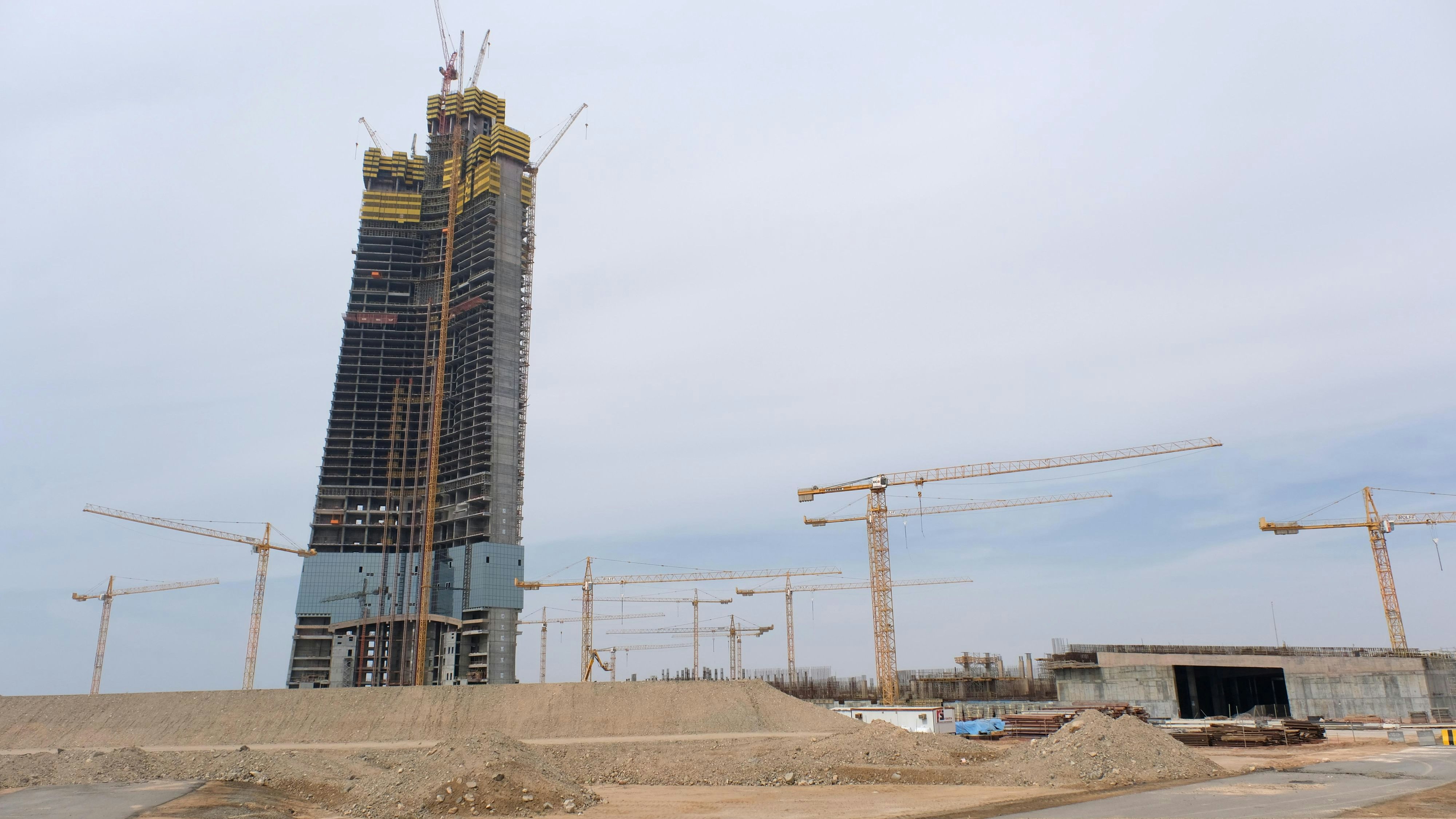 A view shows the construction site of Jeddah Tower in Jeddah, Saudi Arabia February 6, 2018. Picture taken February 6, 2018. REUTERS/Reem Baeshen