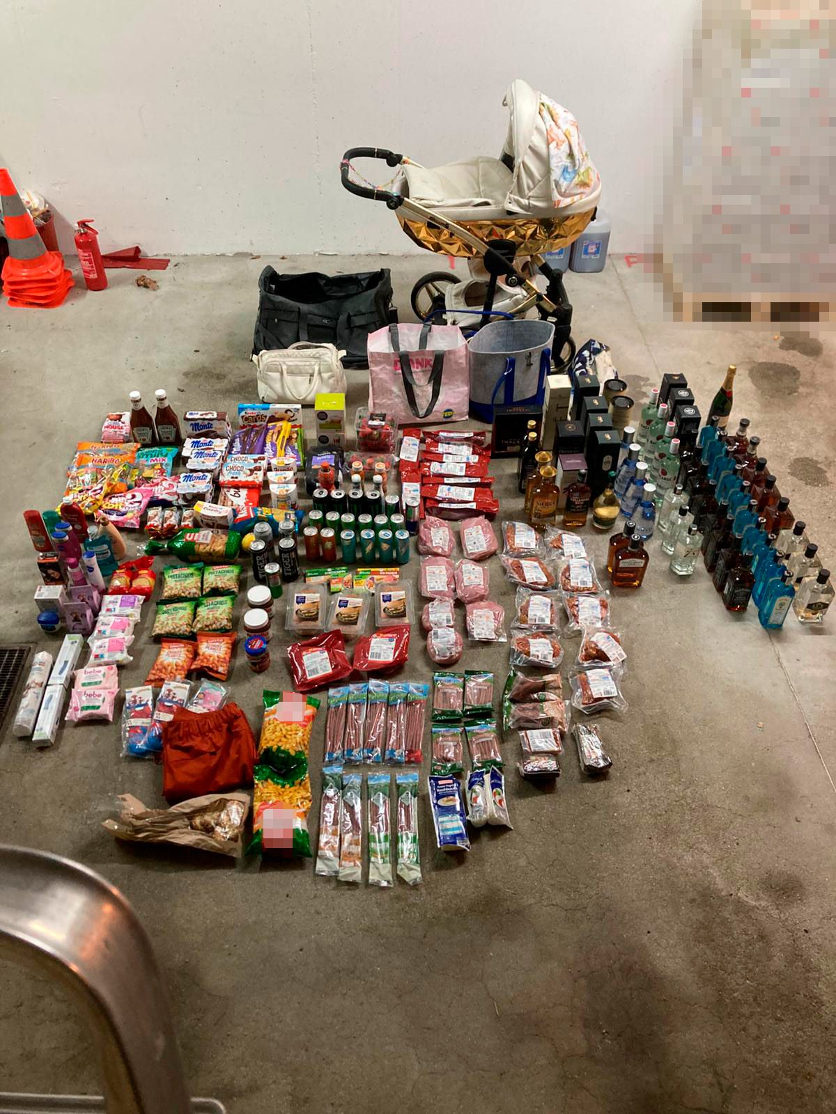 In einem Kinderwagen sollen die verdächtigten Pärchen das Diebesgut versteckt haben.