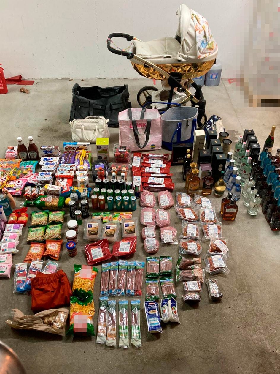 In einem Kinderwagen sollen die verdächtigten Pärchen das Diebesgut versteckt haben.