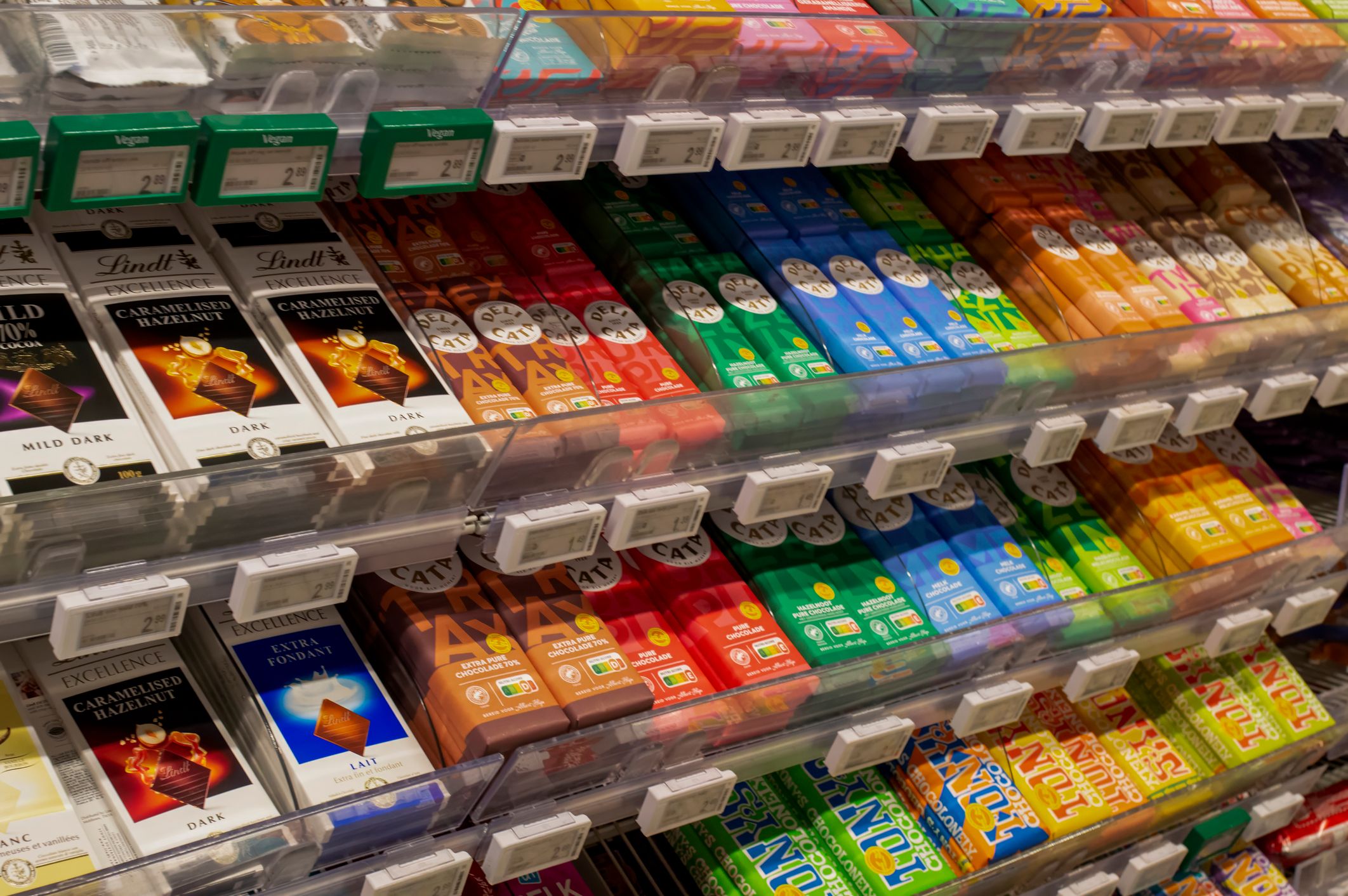 Schokoladenregal in einem Supermarkt.
