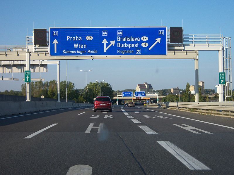 Auf der Autobahn beim Knoten Schwechat