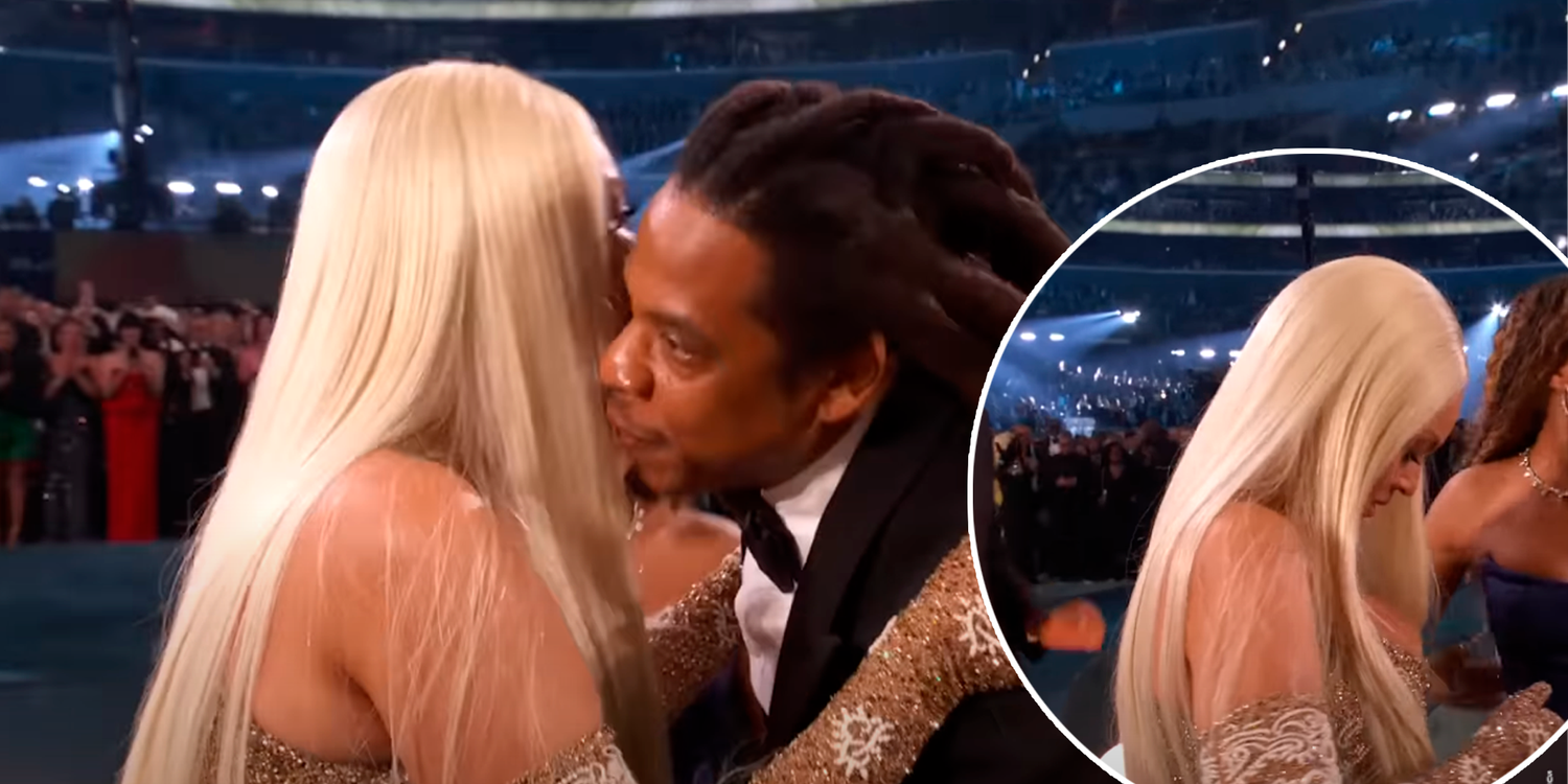 Beyoncé beginnt direkt an ihrem Kleid zu zupfen.